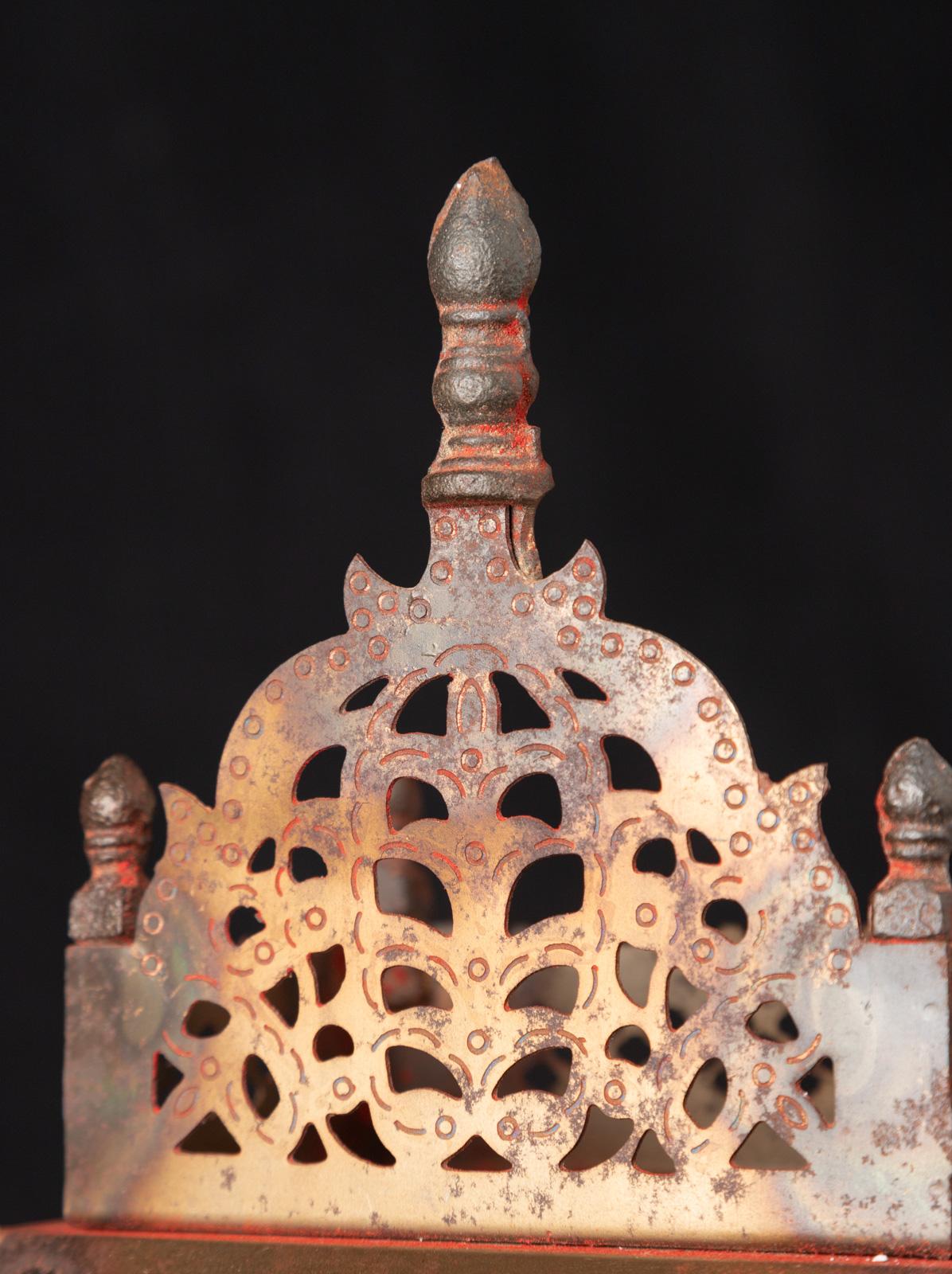 Shrine bouddhiste du début du 21e siècle en métal ancien du Népal en vente 6