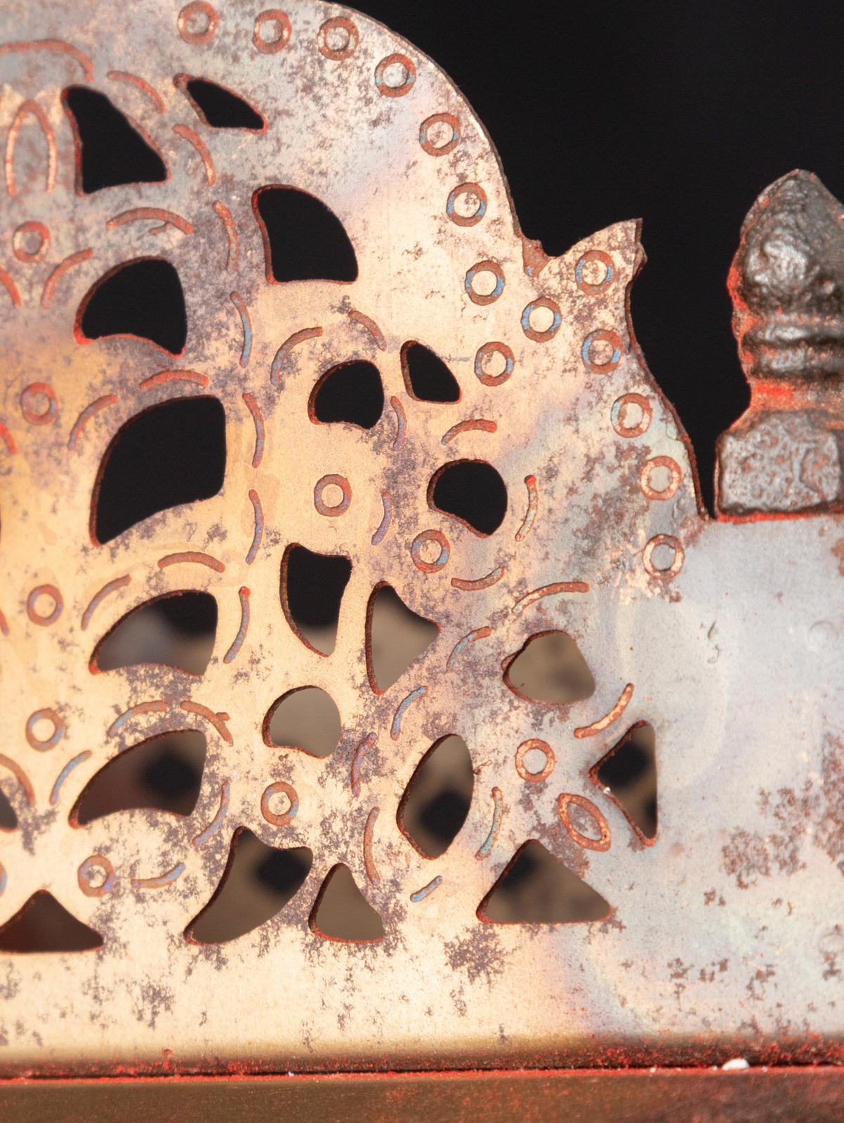 Shrine bouddhiste du début du 21e siècle en métal ancien du Népal en vente 7