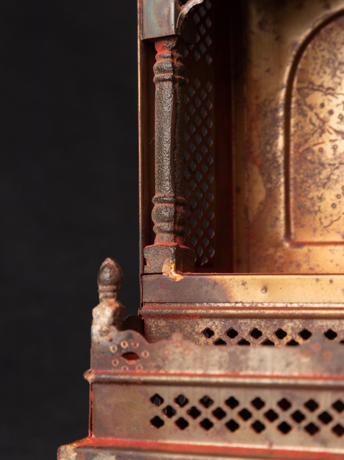 Shrine bouddhiste du début du 21e siècle en métal ancien du Népal en vente 11