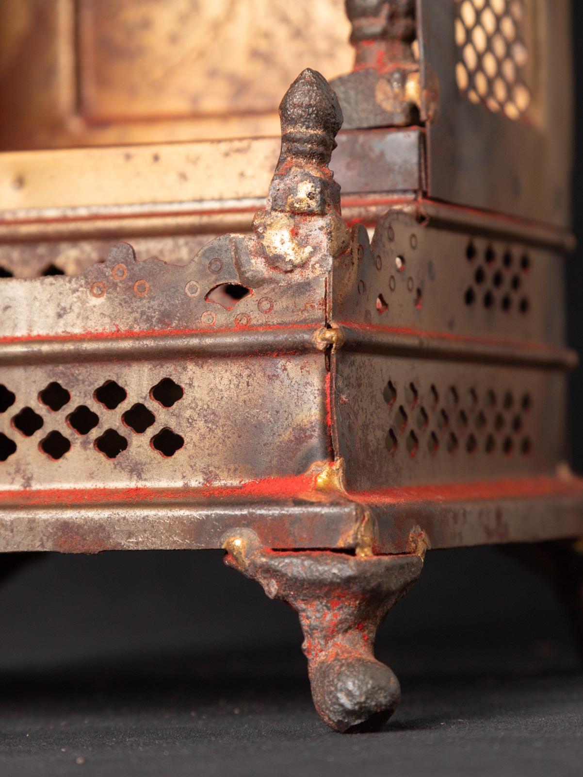 Shrine bouddhiste du début du 21e siècle en métal ancien du Népal en vente 13