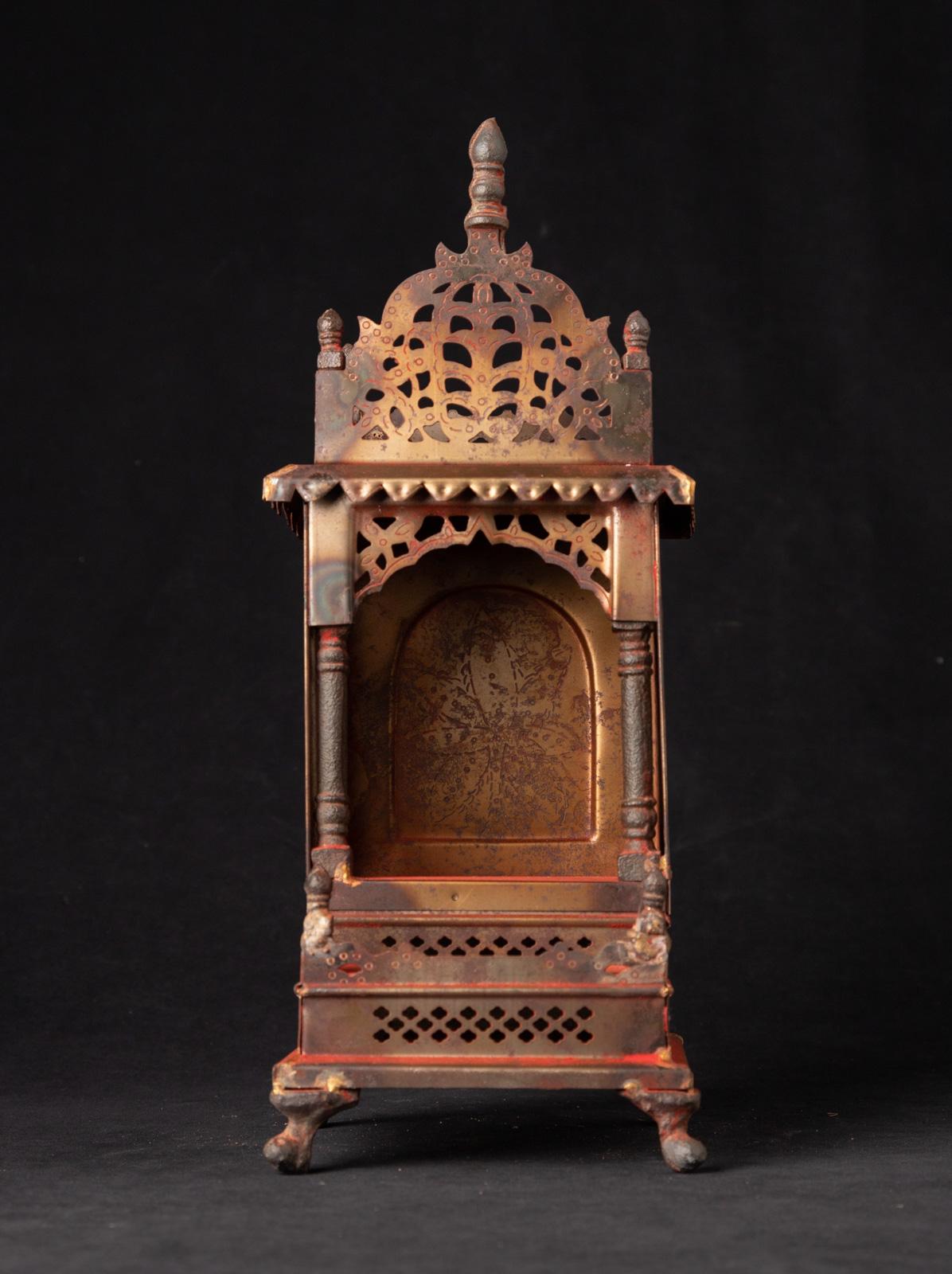 Ce vieux sanctuaire bouddhiste en métal, originaire du Népal, est un bel exemple d'artisanat spirituel, reflétant les riches traditions culturelles et religieuses de la région. Fabriqué entièrement en métal durable, le sanctuaire se dresse à une