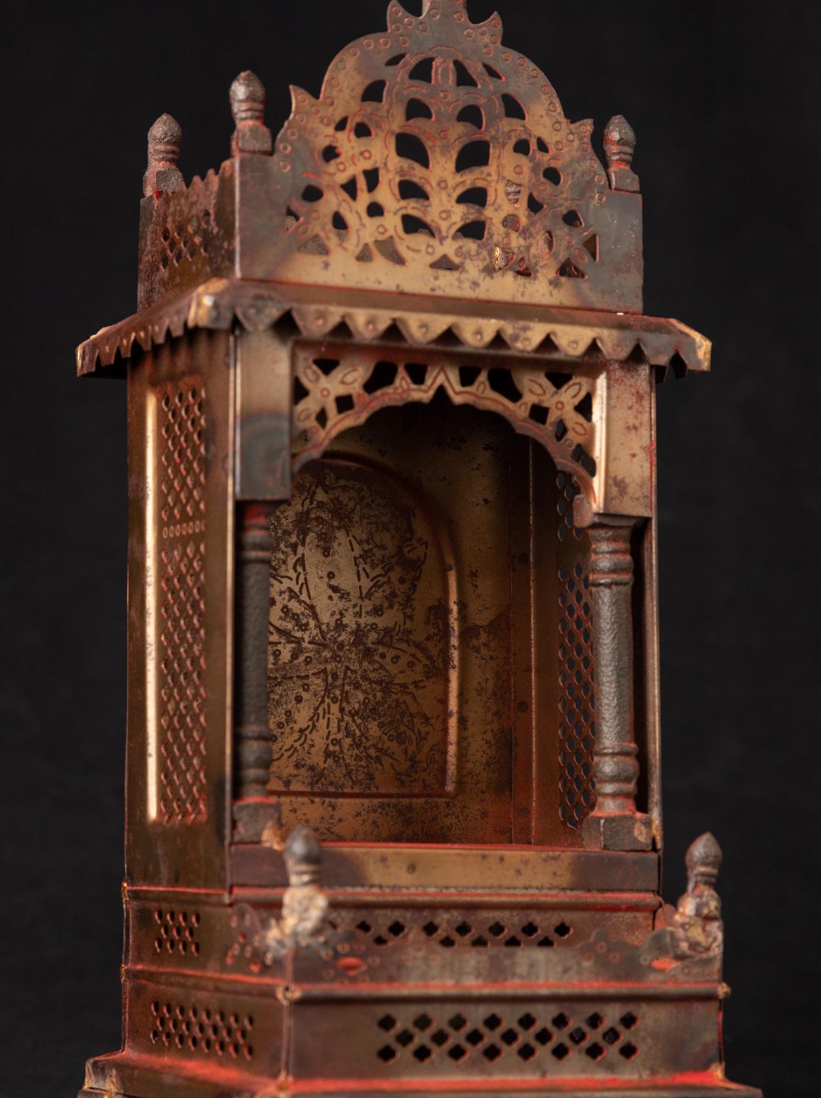 Shrine bouddhiste du début du 21e siècle en métal ancien du Népal en vente 1