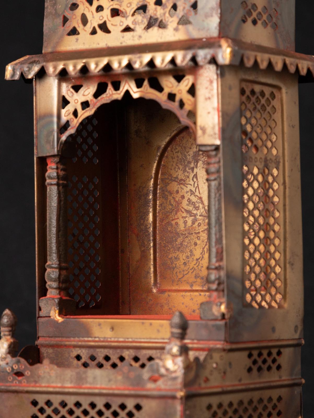 Shrine bouddhiste du début du 21e siècle en métal ancien du Népal en vente 3