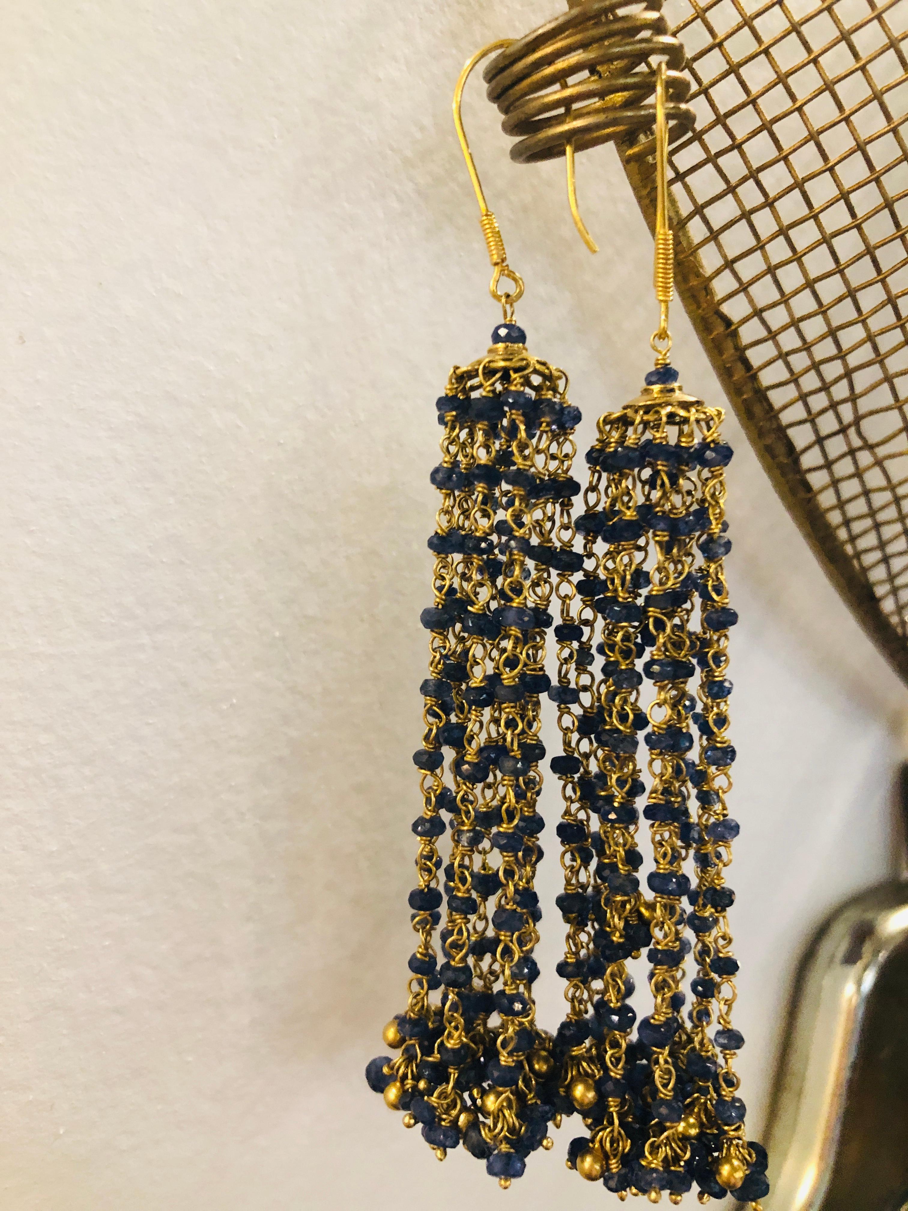 Contemporary Pair of 18-Karat Yellow Gold and Blue Sapphire Chandelier Tassel Earrings For Sale