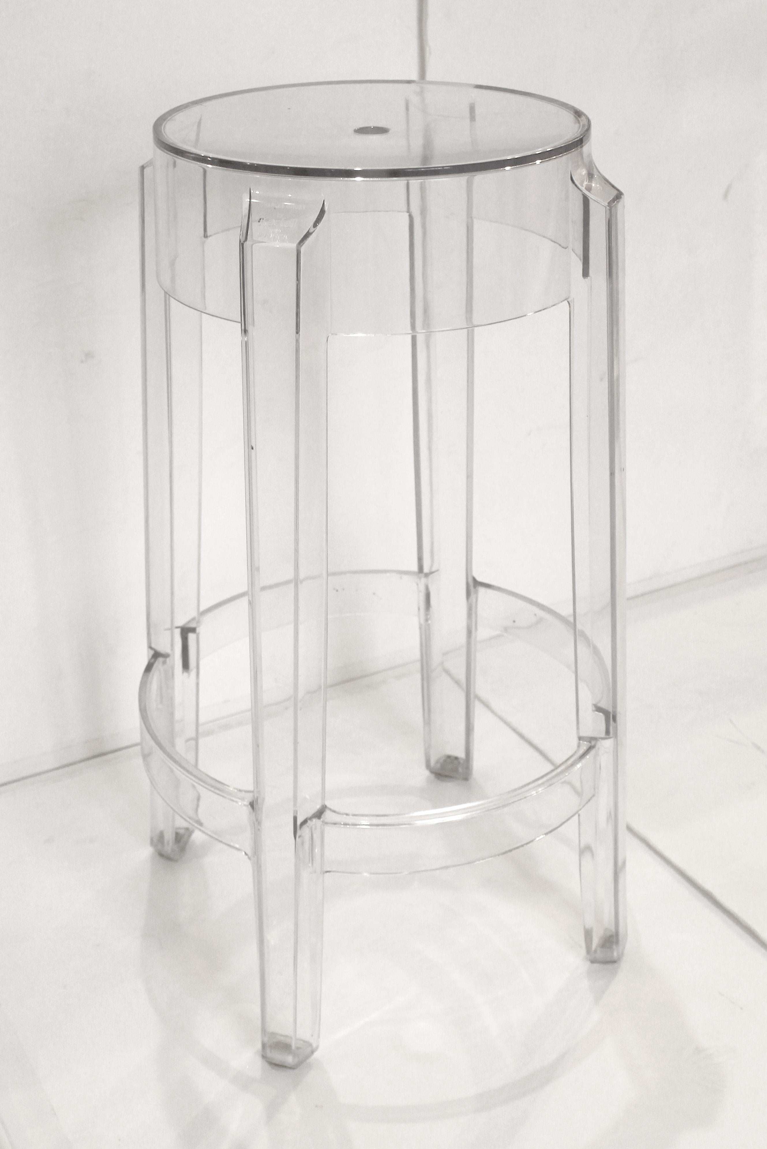 Juego de 4 taburetes de bar para patio Charles Ghost, de Philippe Starck para Kartell, de principios del siglo XXI. Ligeros arañazos acordes con la edad y el uso. Asiento de 11 3/8