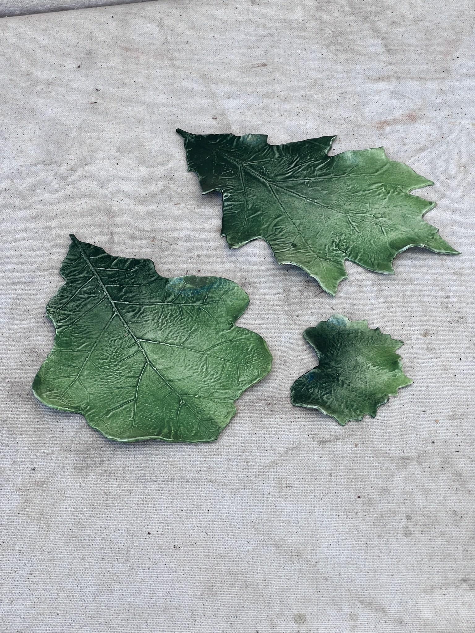 Anfang des 21. Jahrhunderts Vietri Hand-Crafted Italian Porcelain Leaf Set- 3 Pieces (Porzellan) im Angebot