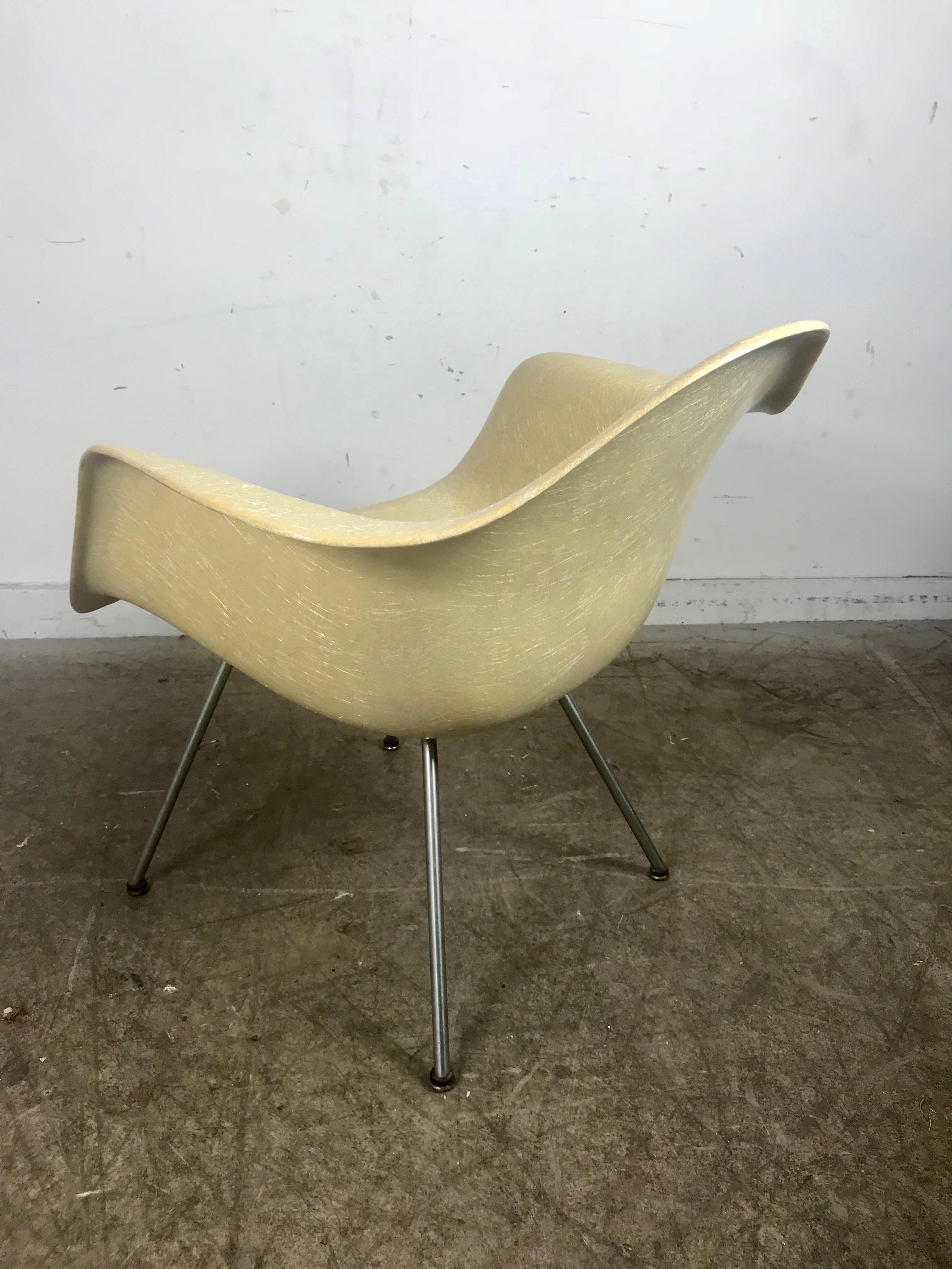 Mid-Century Modern Early 2nd Generation X Base Translucent Arm Shell Lounge Chair by Charles Eames For Sale