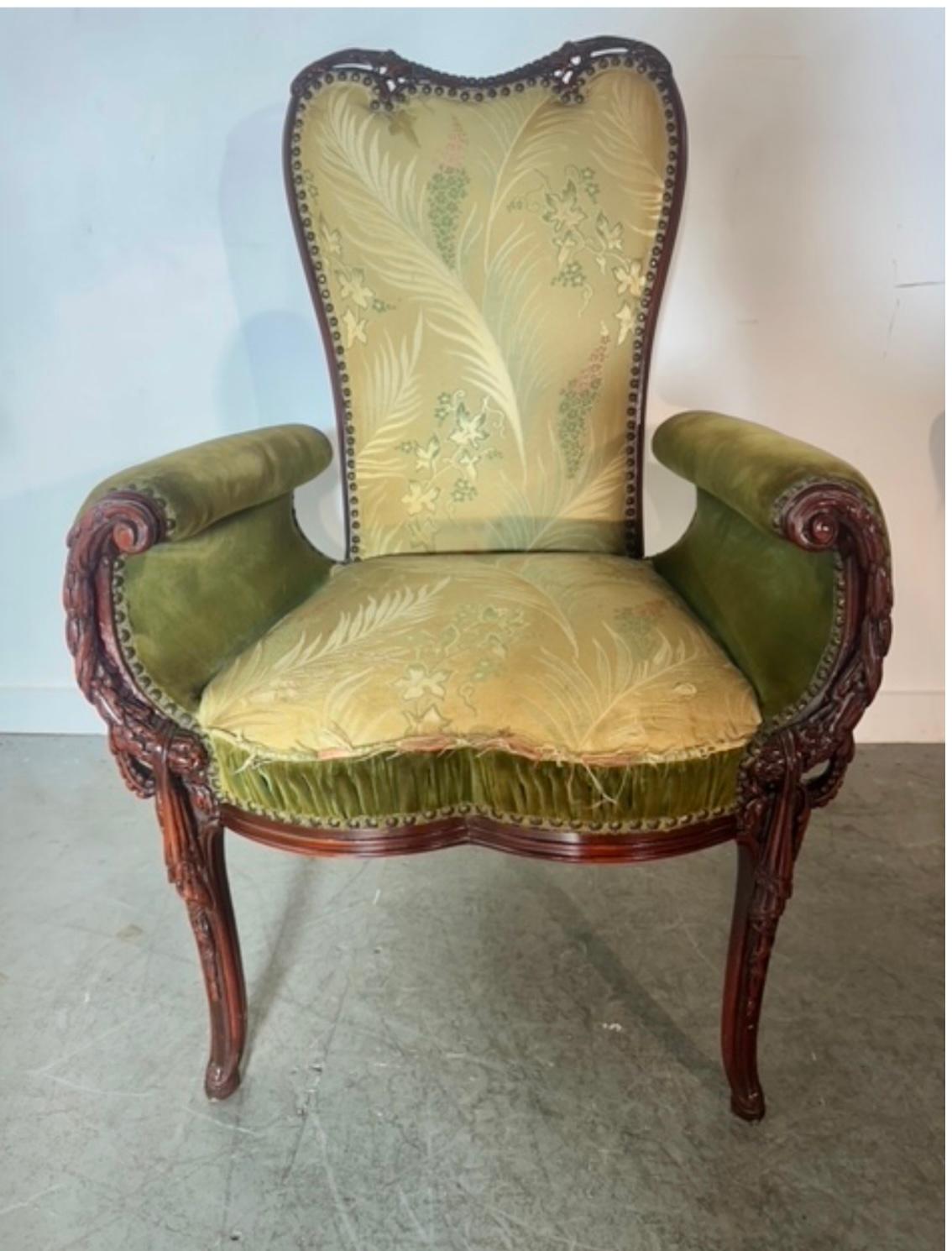 Eine sehr gute  OVER THE TOP Paar Grosfeld House Bergere / Kaminstühle in einem reich geschnitzten Mahagoni in wirklich schönem Originalzustand,, wunderbare Kriegspatina. Sehr ungewöhnliches Design, ich würde vermuten, dass es sich um ein 