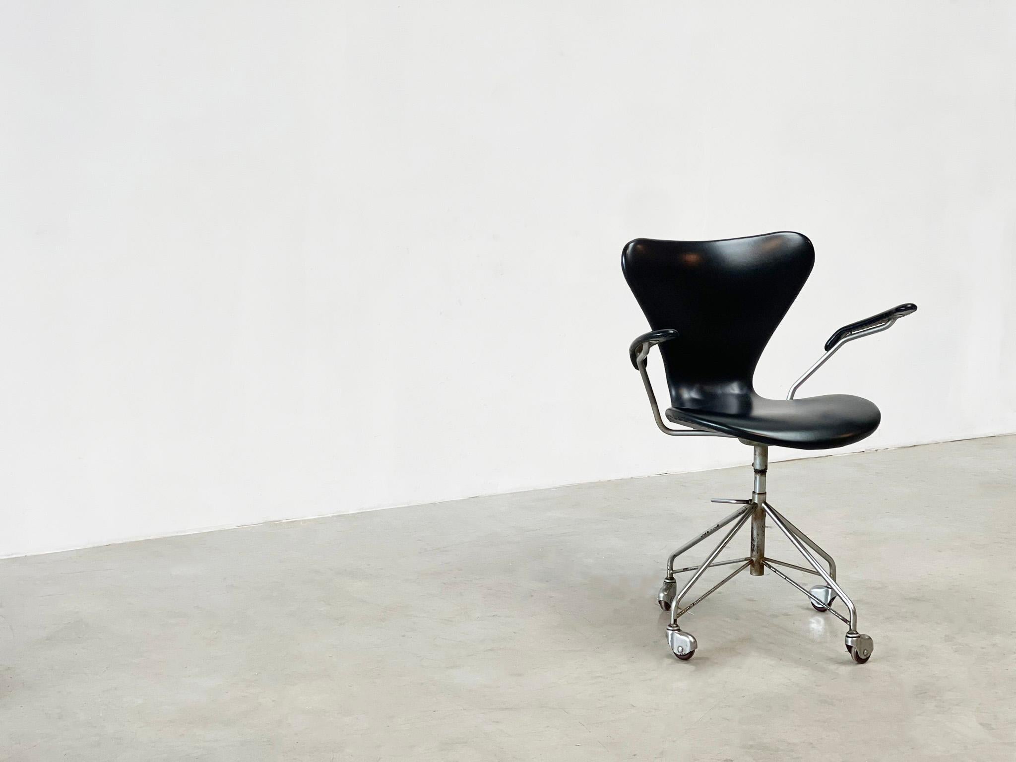 Early 3217 office chair by 1 of Denmark's most famous and best designers Arne Jacobsen. Arne Jacobsen designed this office chair in the 50s for Fritz Hansen.

 

This particular chair is from the 60's so it is an early model. The chair still has the