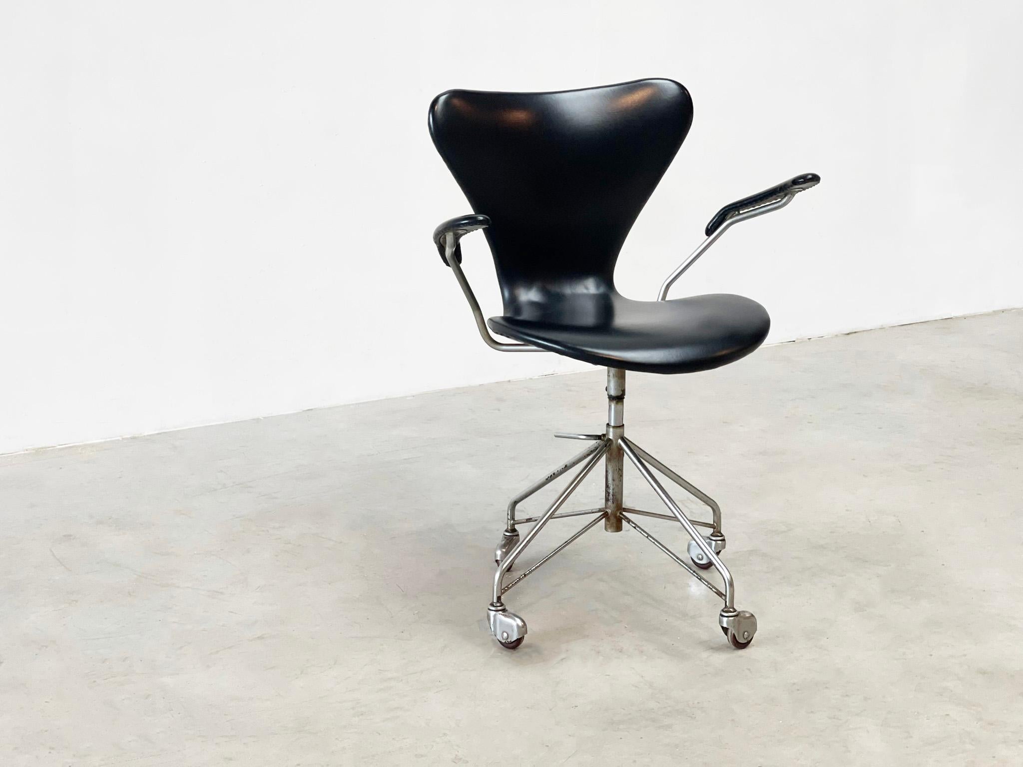 Danois Chaise de bureau du début 3217 d'Arne Jacobsen