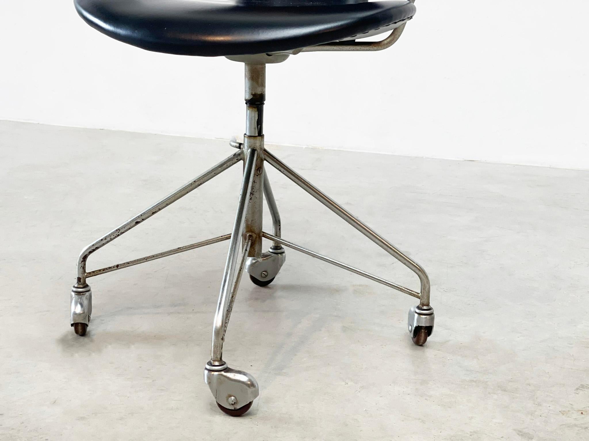 Early 3217 office chair by Arne Jacobsen In Fair Condition For Sale In Nijlen, VAN
