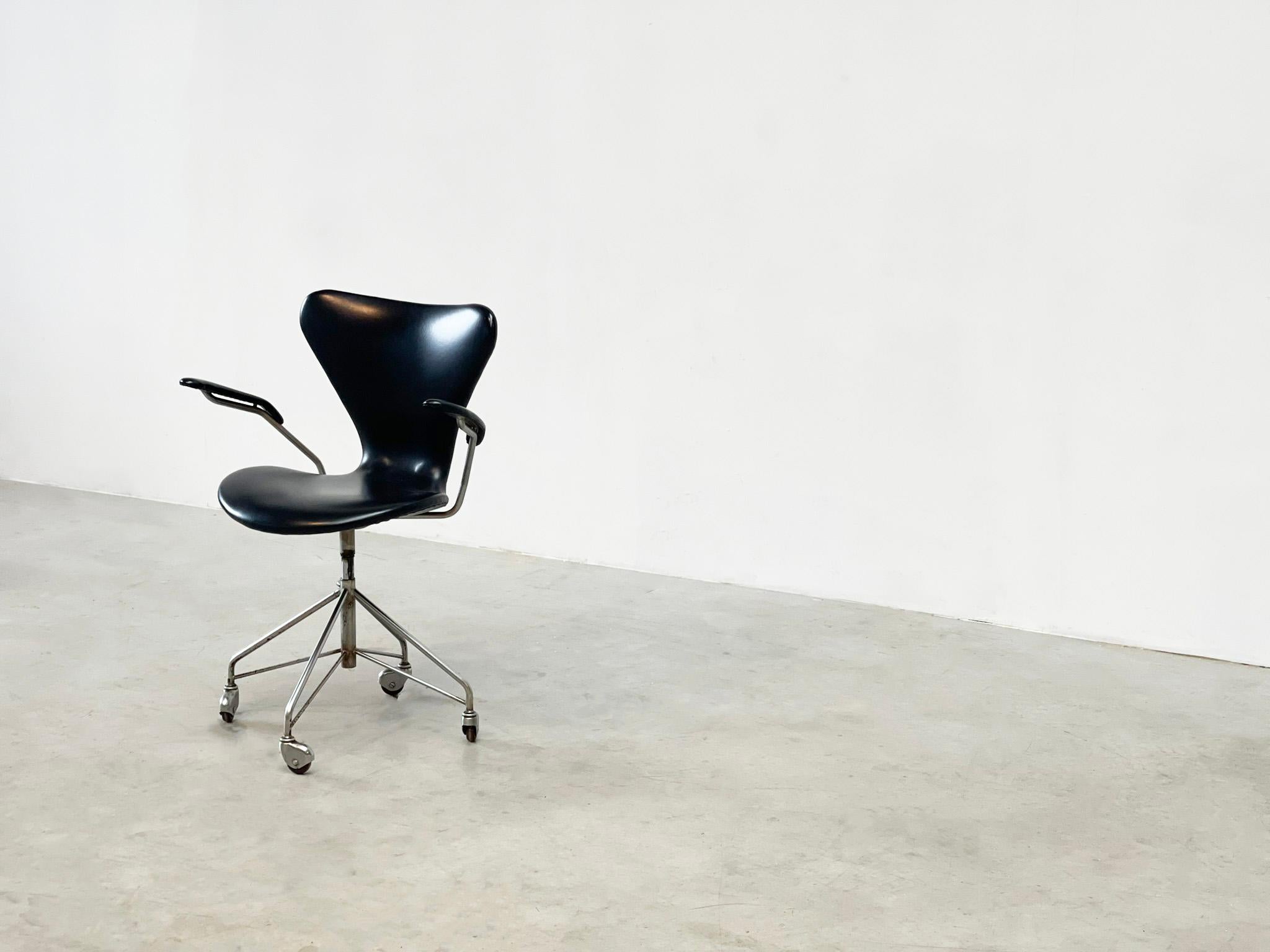 Milieu du XXe siècle Chaise de bureau du début 3217 d'Arne Jacobsen