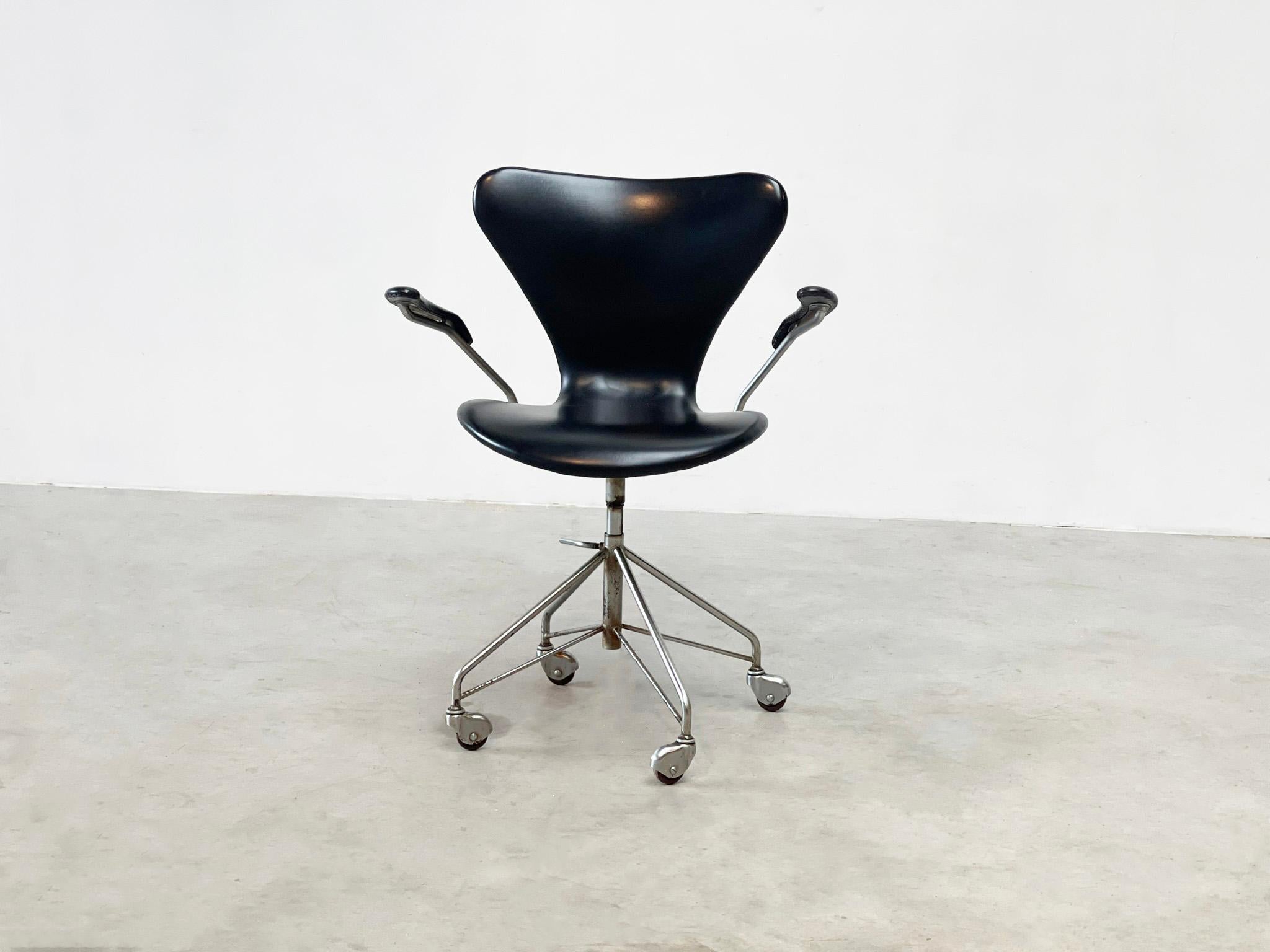Early 3217 office chair by Arne Jacobsen For Sale 1
