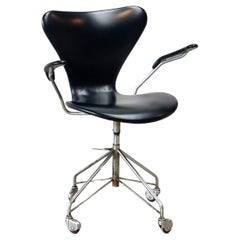 Early 3217 office chair by Arne Jacobsen