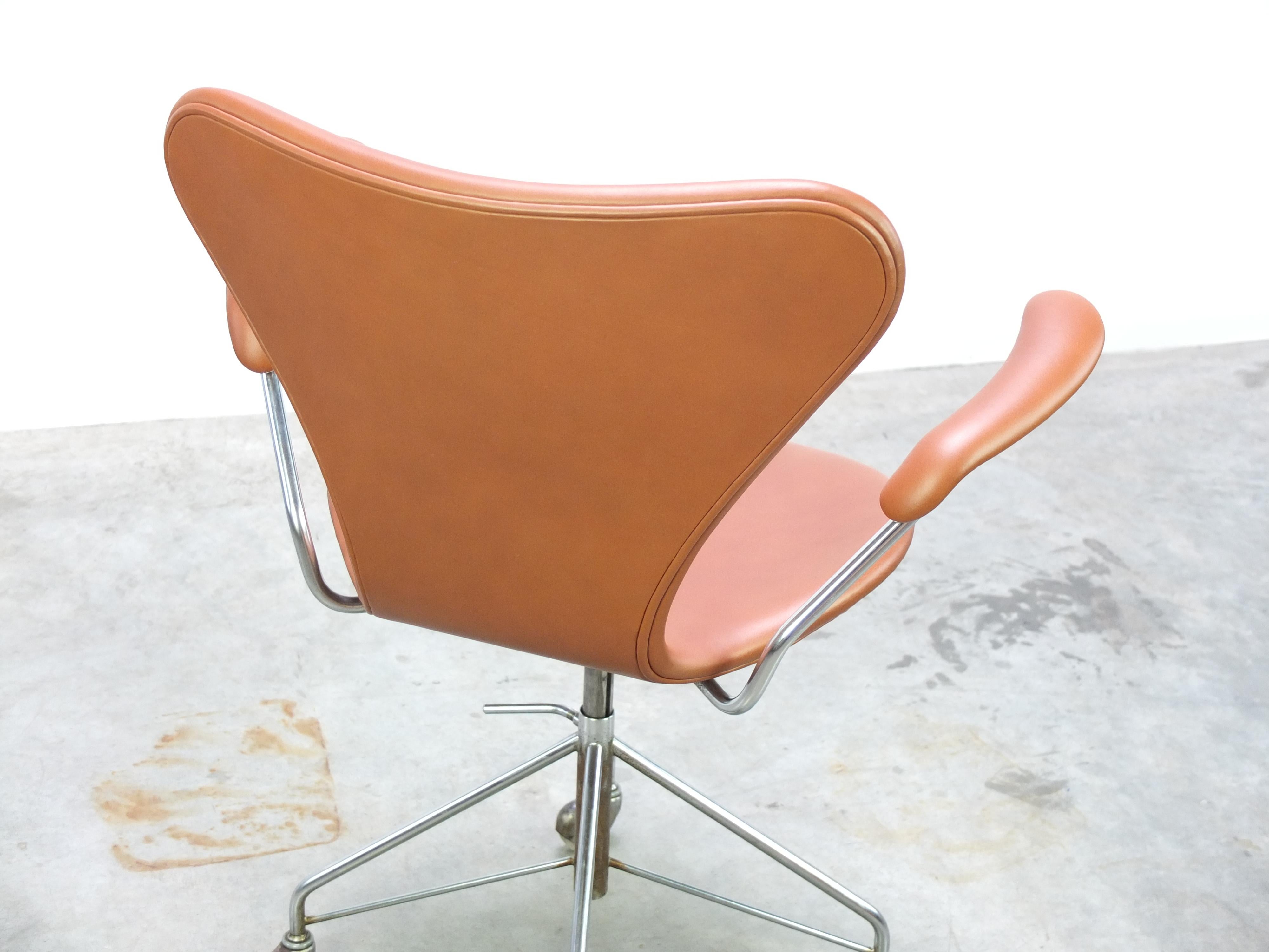 Early '3217' Swivel Desk Chair Arne Jacobsen for Fritz Hansen, 1955 4