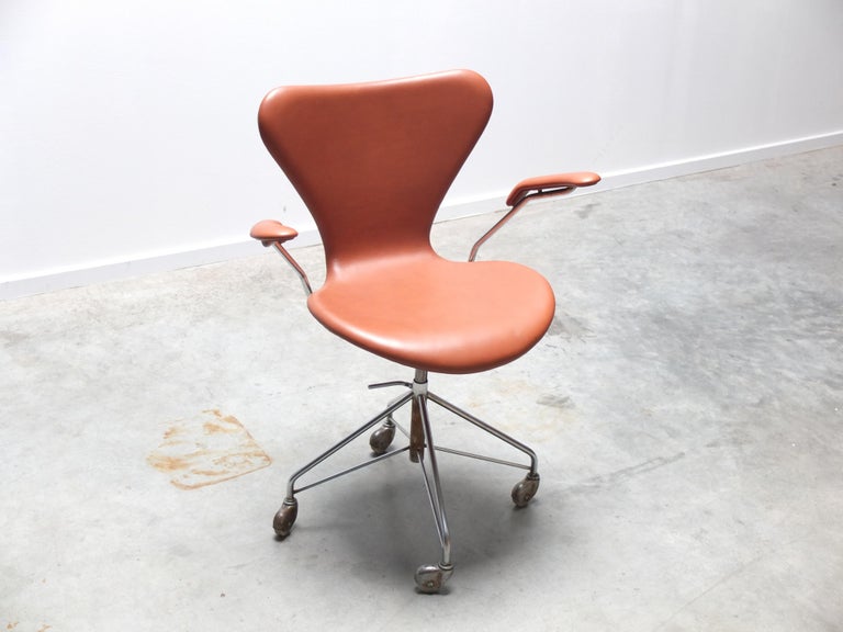 Early '3217' Swivel Desk Chair Arne Jacobsen for Fritz Hansen, 1955 9