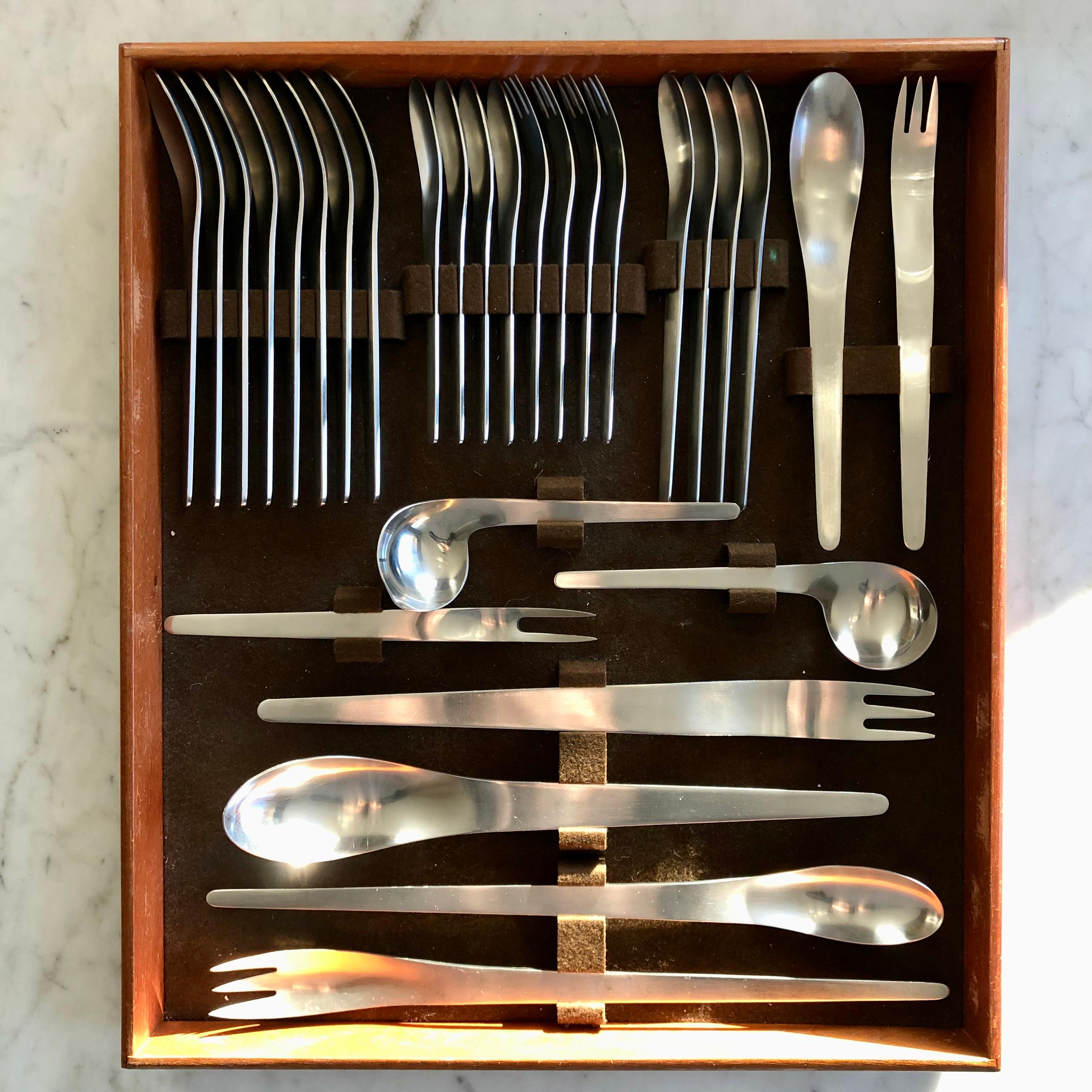 Flatware made by A J Michelsen and designed by Arne Jacobsen for the royal sas hotel of Copenhagen in 1957.
The set is in 2 original wood drawers.
It’s an early version made by Michelsen (not Jensen).
Suite of 8 pieces and service pieces.
In