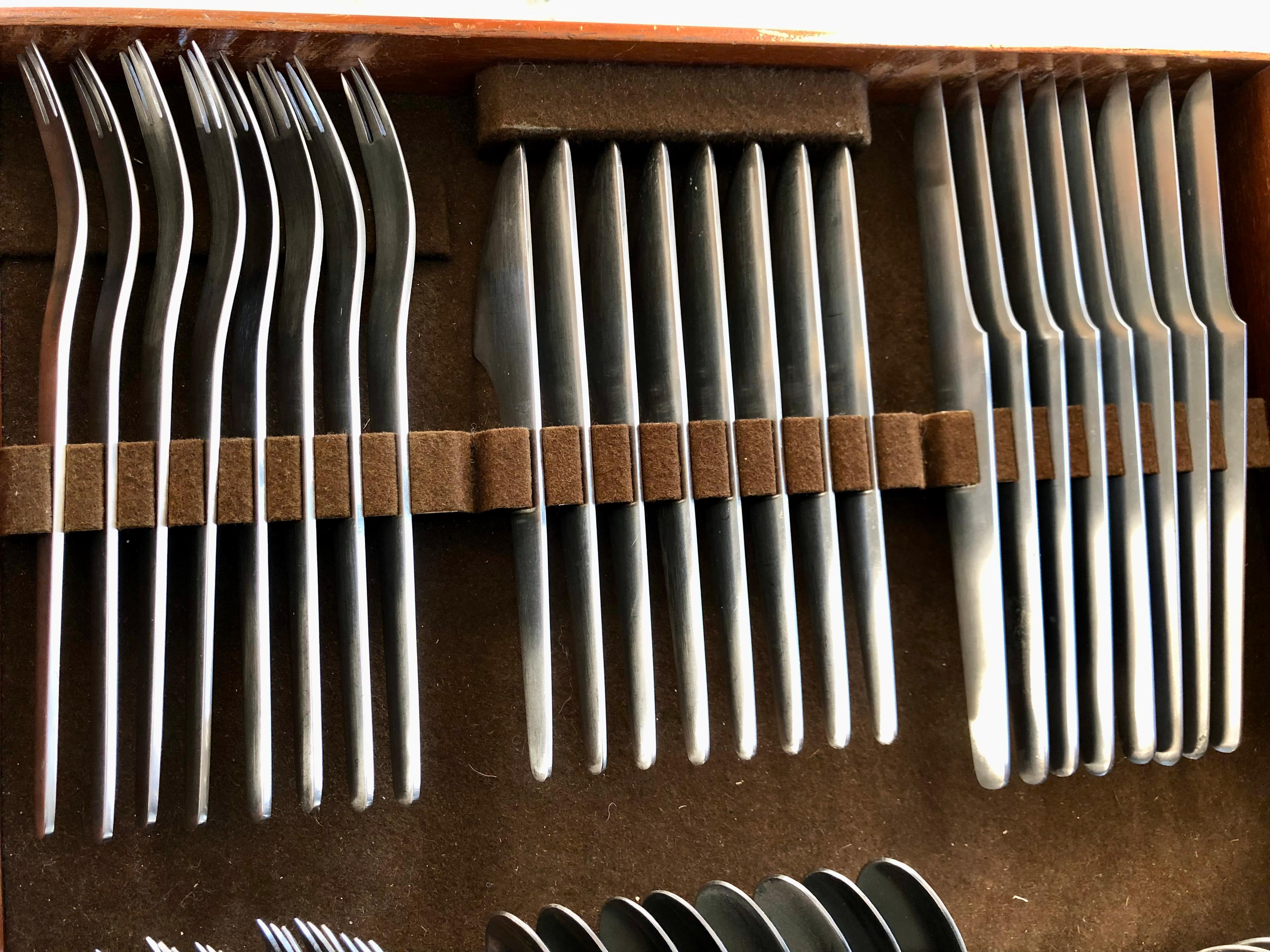 Early 77 Pc. Set of Arne Jacobsen for Anton Michelsen Flatware, Circa 1958 In Fair Condition In Bruxelles, BE