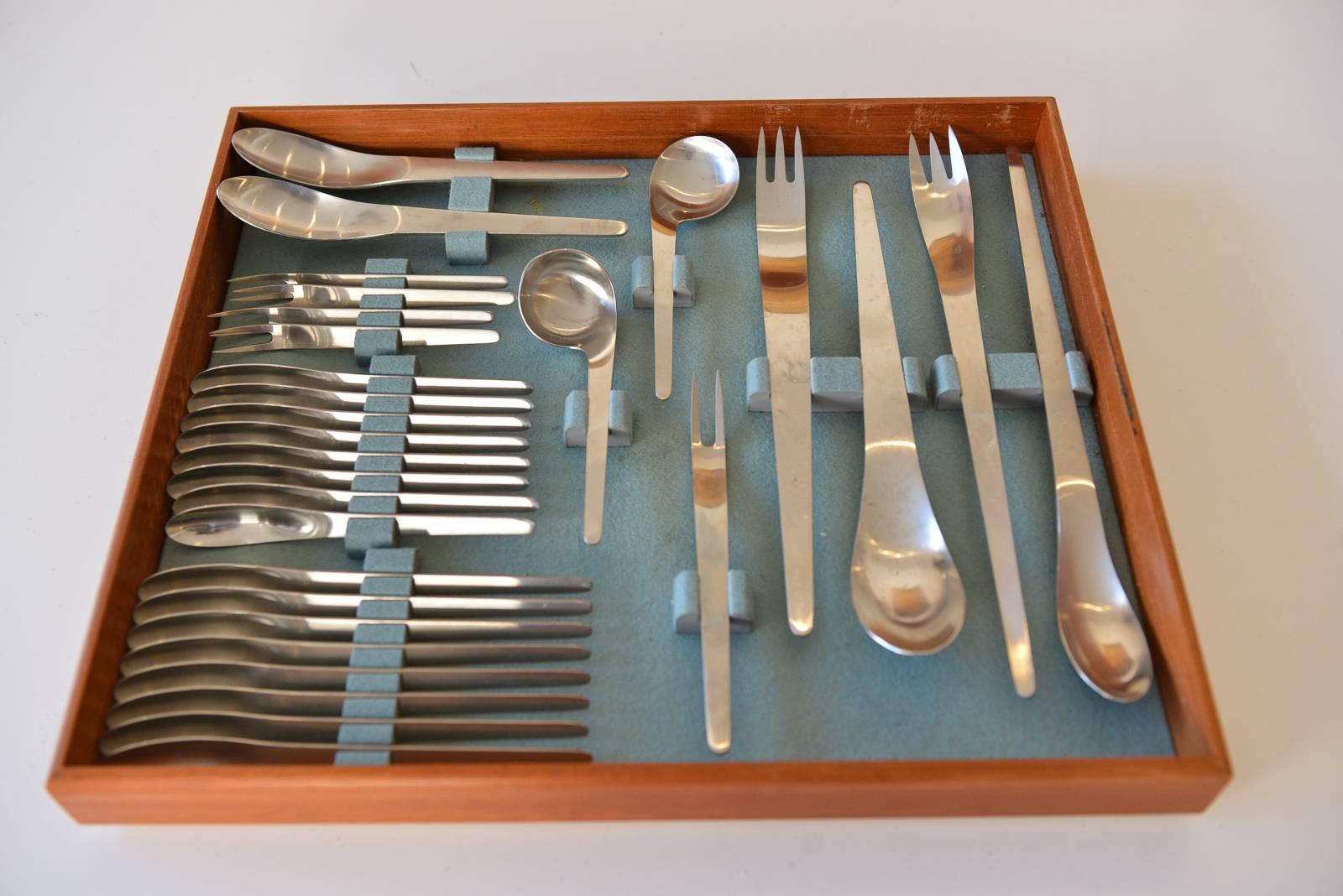 Early 77-piece. Set of Arne Jacobsen for A. Michelsen flatware, 1969. Stainless steel, with markings. Very good to excellent condition. 

Complete canteen service for eight includes:
Eight each of the following:
Dinner fork
Knife
Salad fork
Teaspoon