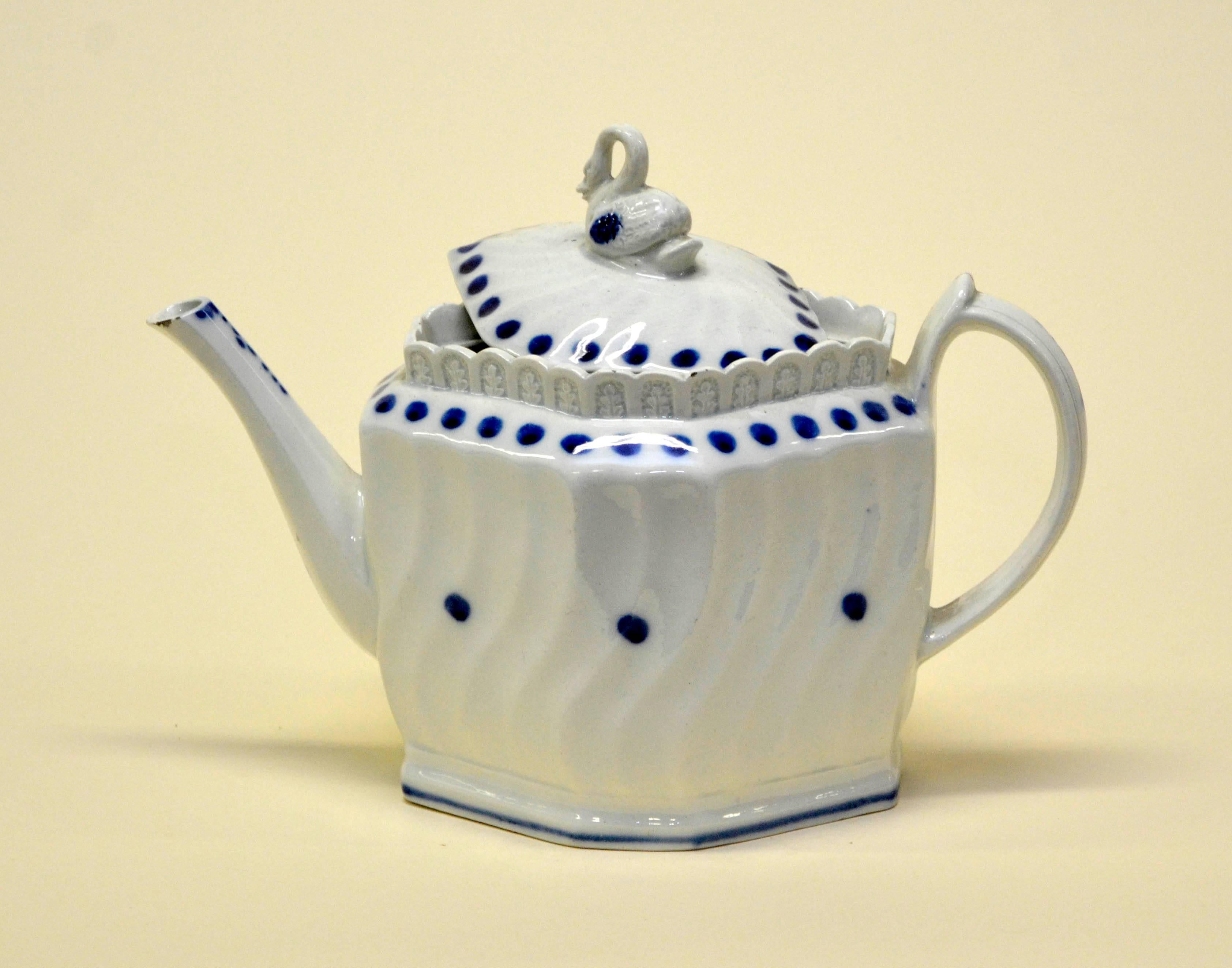 Early 1800 English Octagonal Lead-Glazed Earthenware Teapot with Swan Finial In Good Condition For Sale In Milan, IT
