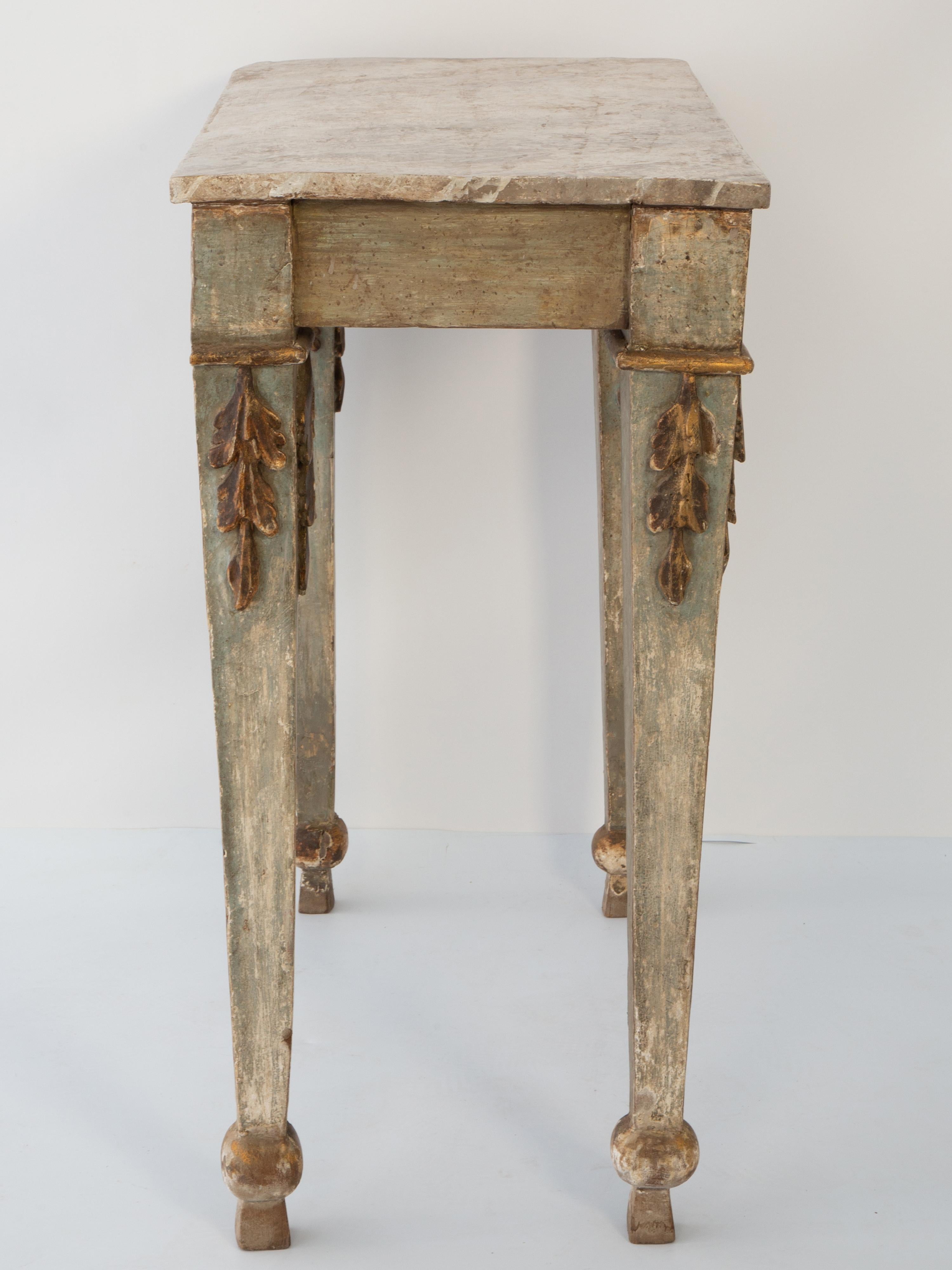 Antiker italienischer Konsolentisch mit einer rechteckigen, kunstvoll bemalten Platte. Der Sockel des Tisches ist original lackiert und weist natürliche Gebrauchsspuren auf. Die Schürze ist mit einer späteren, ausgehöhlten Rosette aus vergoldetem