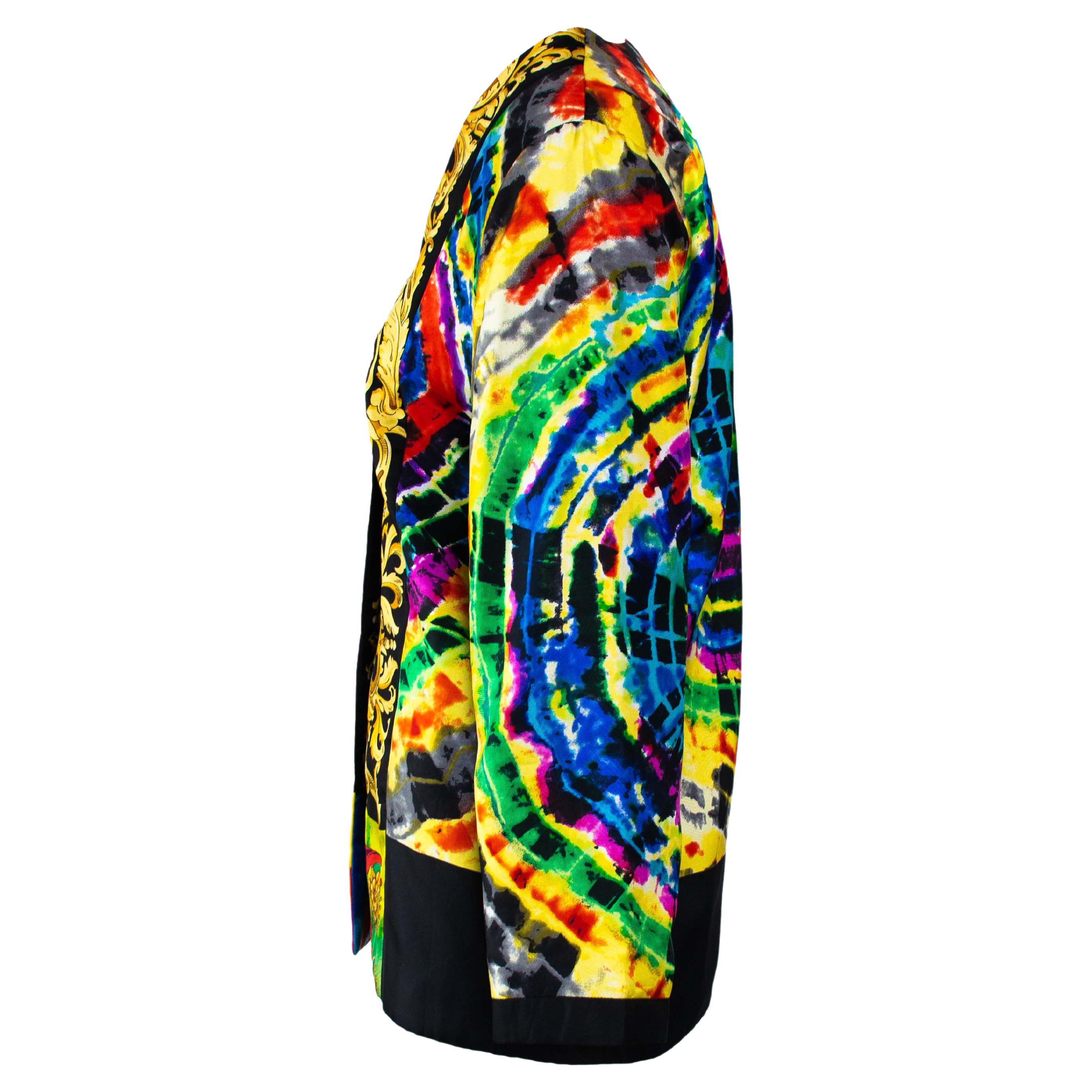 Ti presentiamo un'incredibile e rara creazione di Atelier Versace. Questa giacca, disegnata da Gianni Versace, è caratterizzata da un'esclusiva fantasia tie-dye e barocca e da piccole spalline cucite nella fodera. I pannelli anteriori sfoggiano il