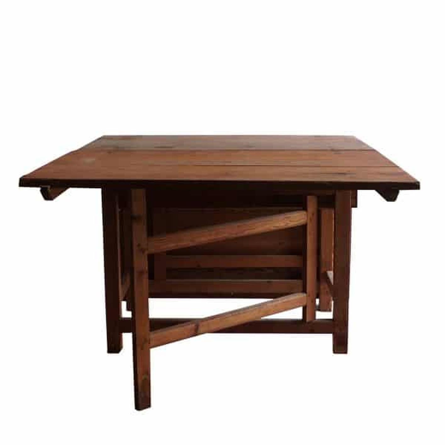 An antique Swedish farmhouse table made of walnut with drop leaves, in good condition. Wear consistent with age and use. Prov. Malmo, Sweden, Scandinavia, circa 1820.