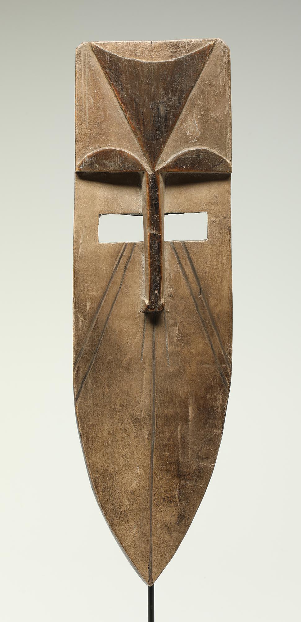 Early finely carved African Afikpo mask with stylized geometric long face.
From Nigeria close to the Cross River.
From an old collection in the Southwest.
Overall dimensions 15 x 4 1/2 x 1 3/4 inches. Including metal and wood stand 21 inches