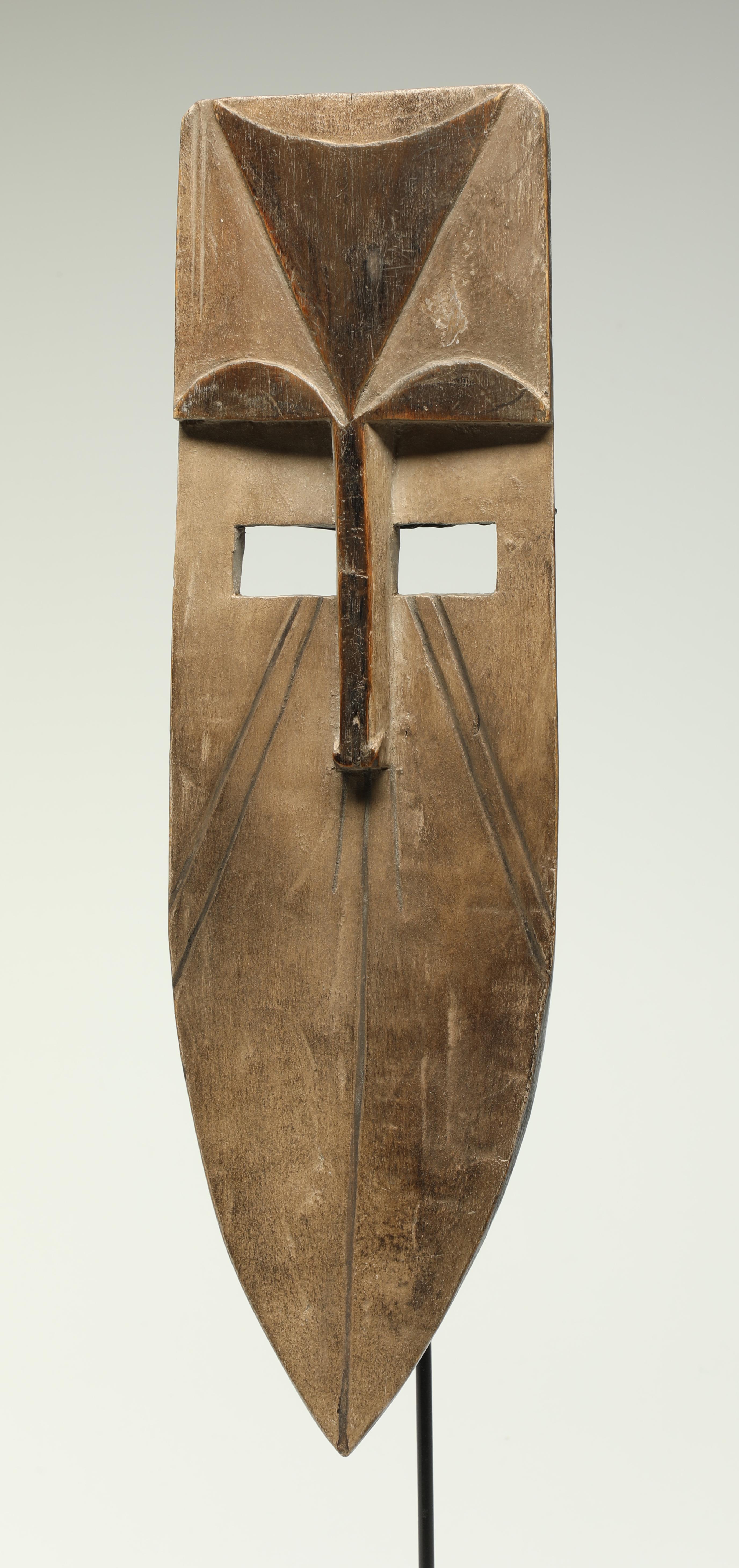 Frühe stilisierte geometrische Maske von Afikpo, Westafrika, mit langem Gesicht (Stammeskunst) im Angebot