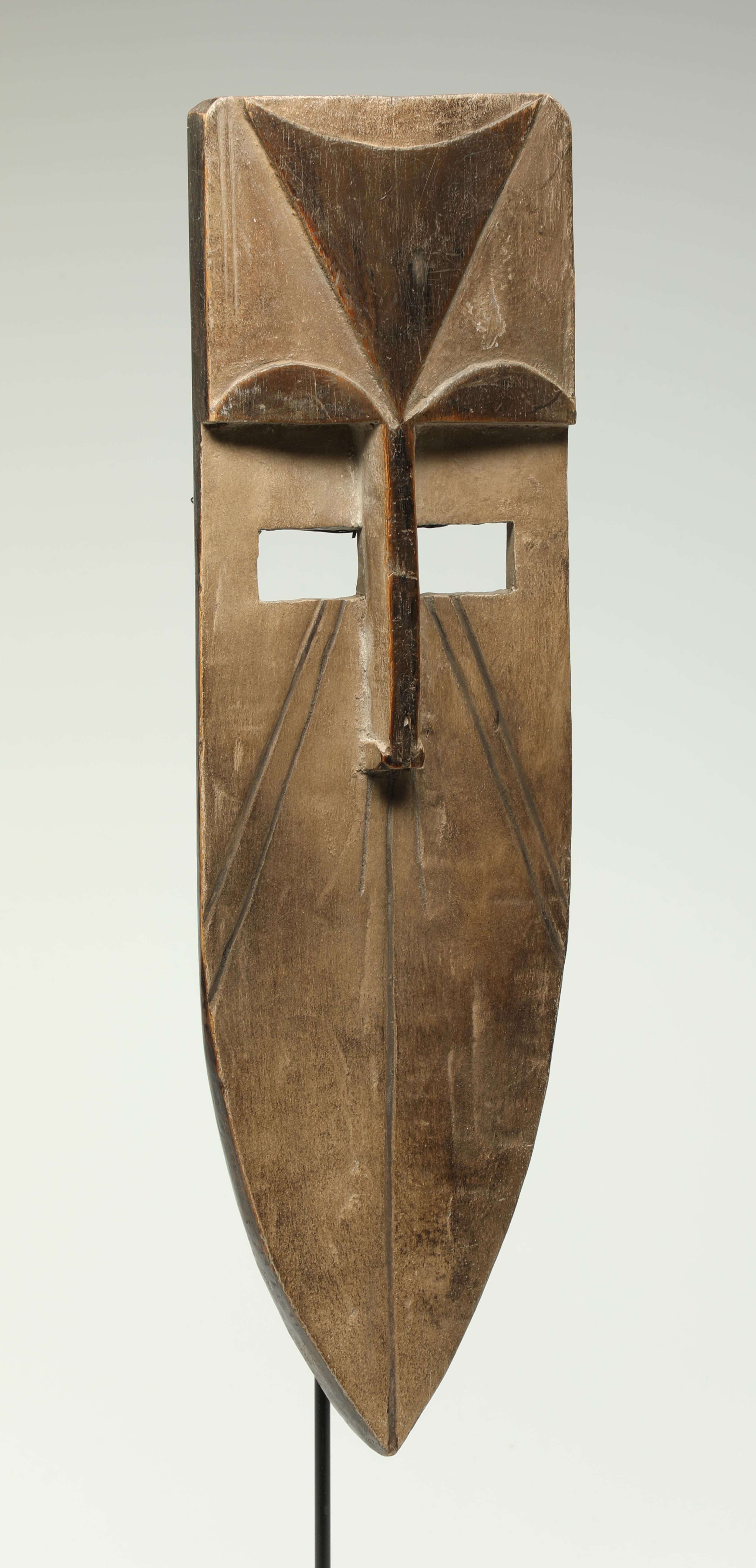 Frühe stilisierte geometrische Maske von Afikpo, Westafrika, mit langem Gesicht (Handgeschnitzt) im Angebot