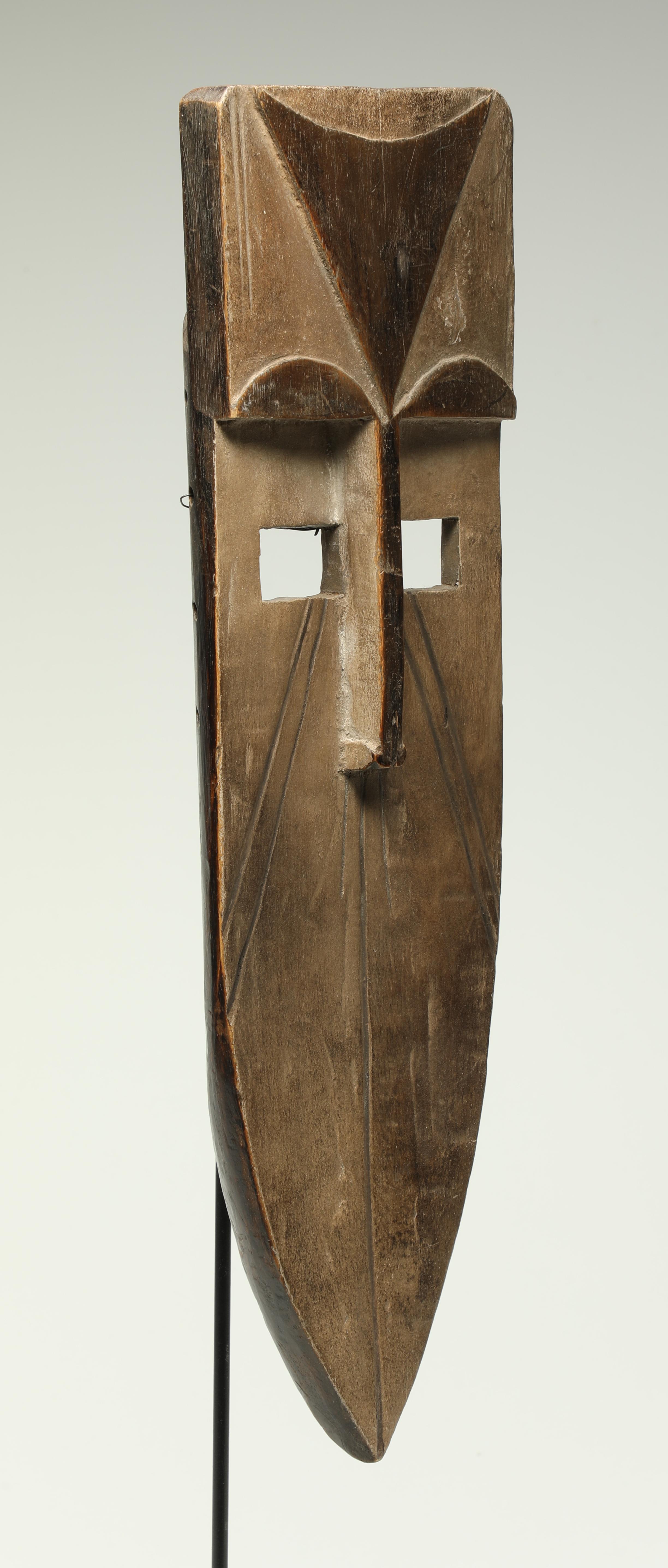 Frühe stilisierte geometrische Maske von Afikpo, Westafrika, mit langem Gesicht im Zustand „Relativ gut“ im Angebot in Point Richmond, CA