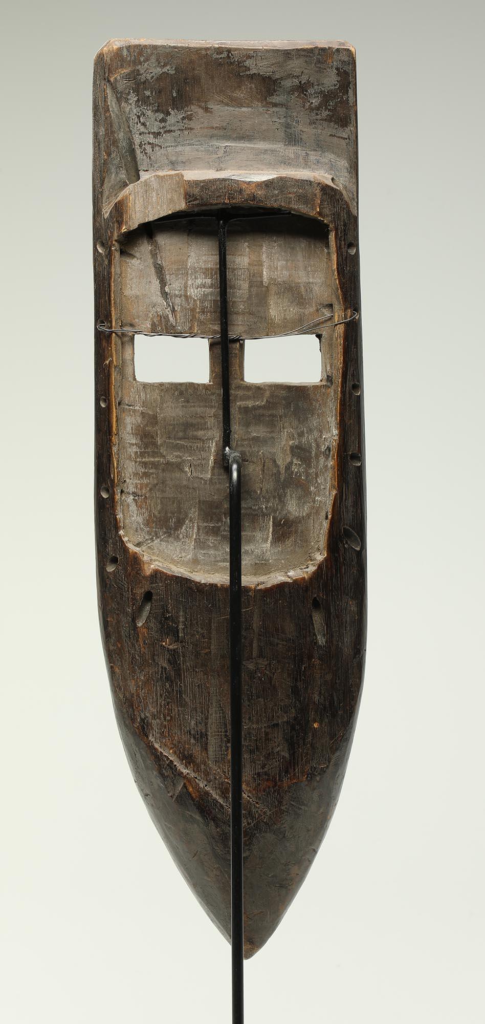 Frühe stilisierte geometrische Maske von Afikpo, Westafrika, mit langem Gesicht (Holz) im Angebot
