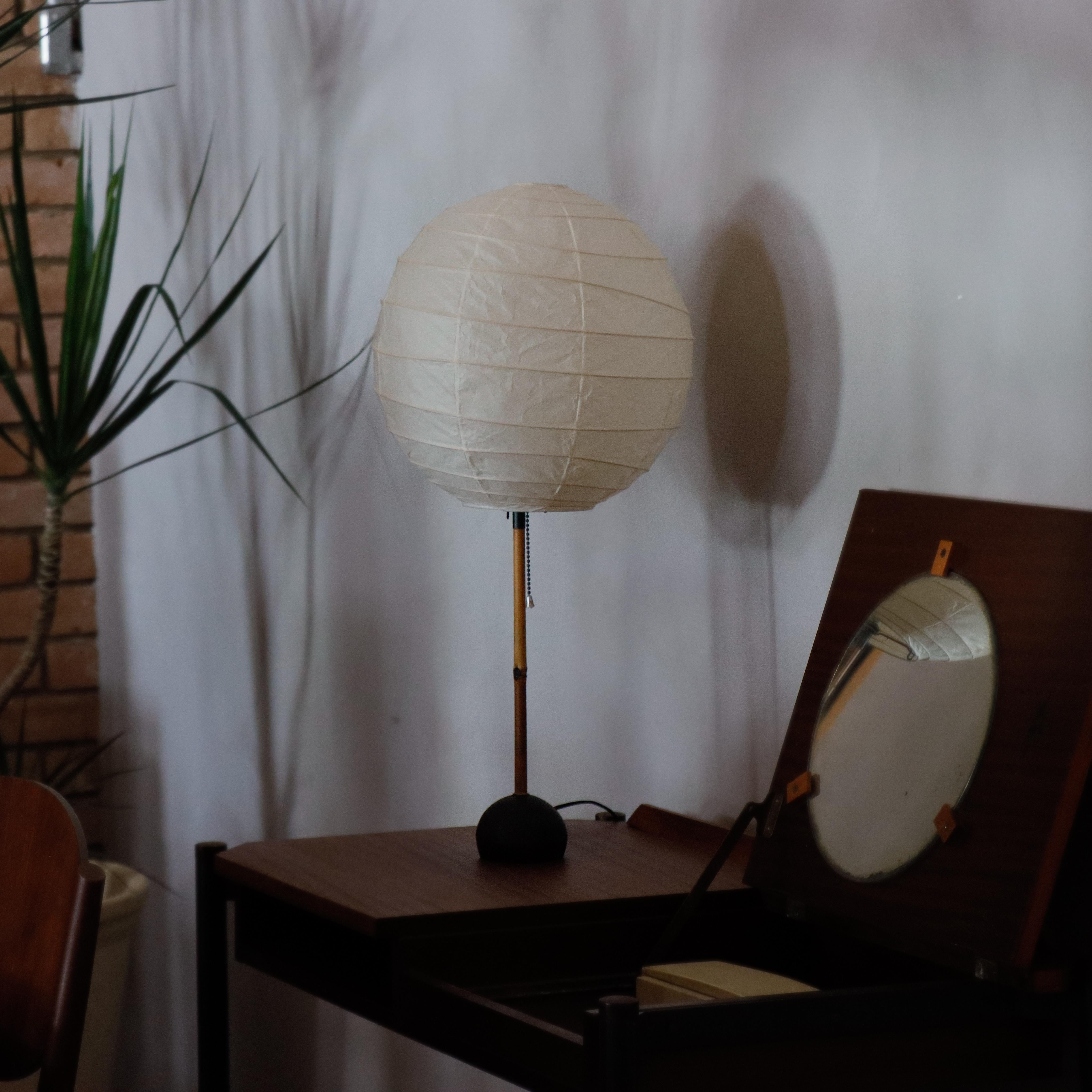 Lámpara Akari temprana de Isamu Noguchi, bambú, papel washi en venta 4