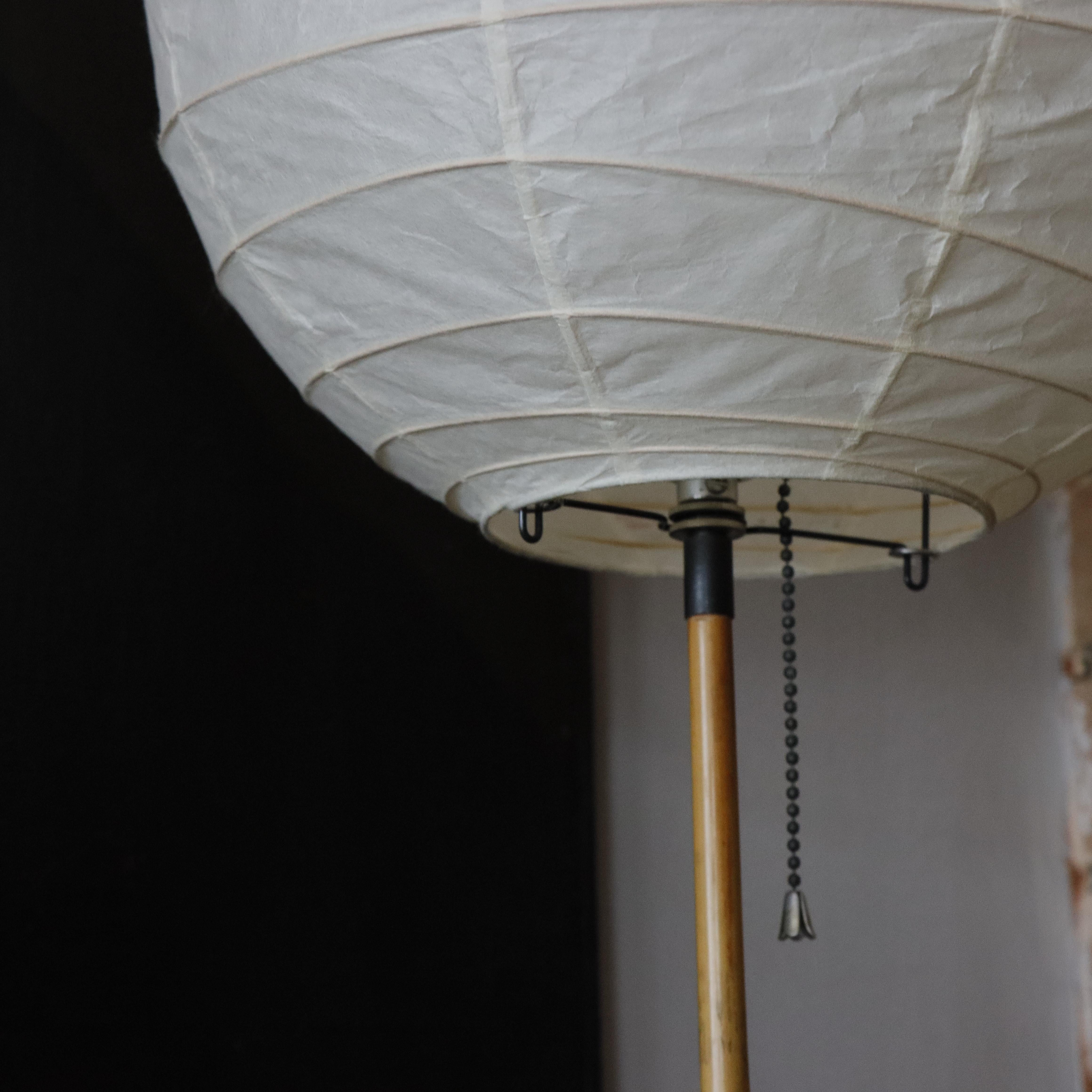 Lámpara Akari temprana de Isamu Noguchi, bambú, papel washi Japonés en venta