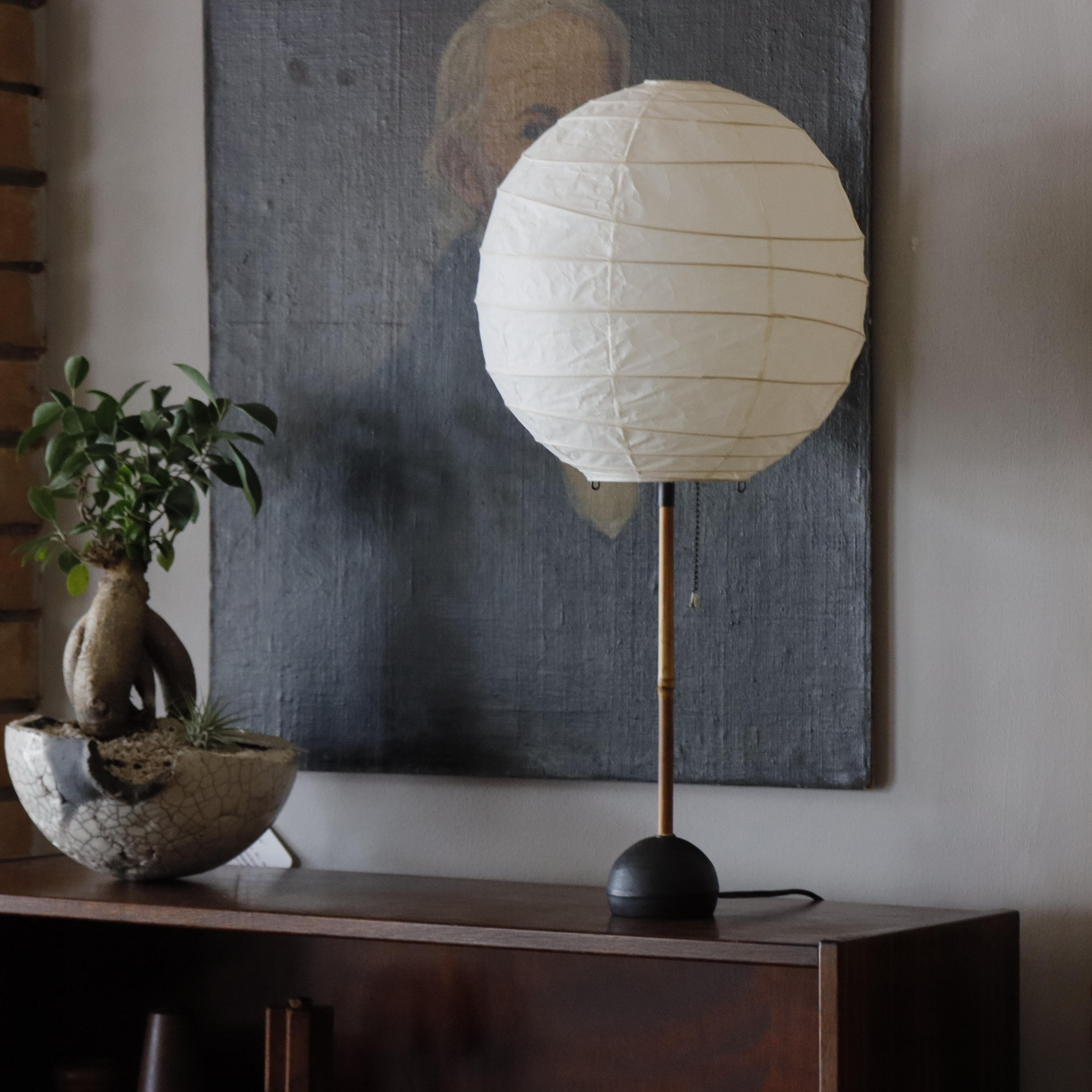 Lámpara Akari temprana de Isamu Noguchi, bambú, papel washi mediados del siglo XX en venta