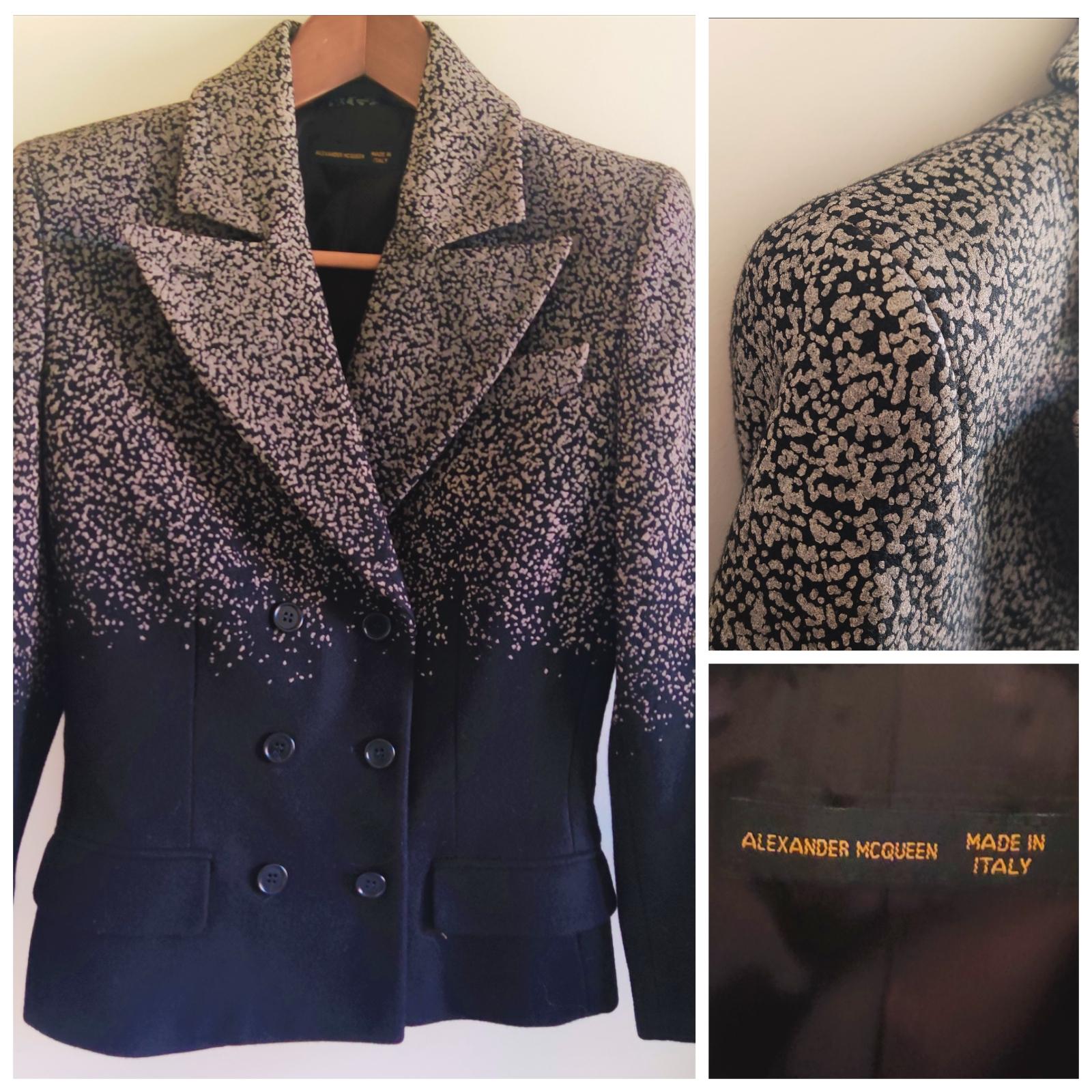 Alexander McQueen blazer jacket.
Solid shuolder pads, great silhouette.

Very good condition.

SIZE
Medium. Marked size: Italian 42. 
Length: 56 cm / 22 inch
Armpit to armpit: 44 cm  / 17.3 inch
Waist: 38 cm / 15 inch
Shoulder to shoulder: 39 cm /