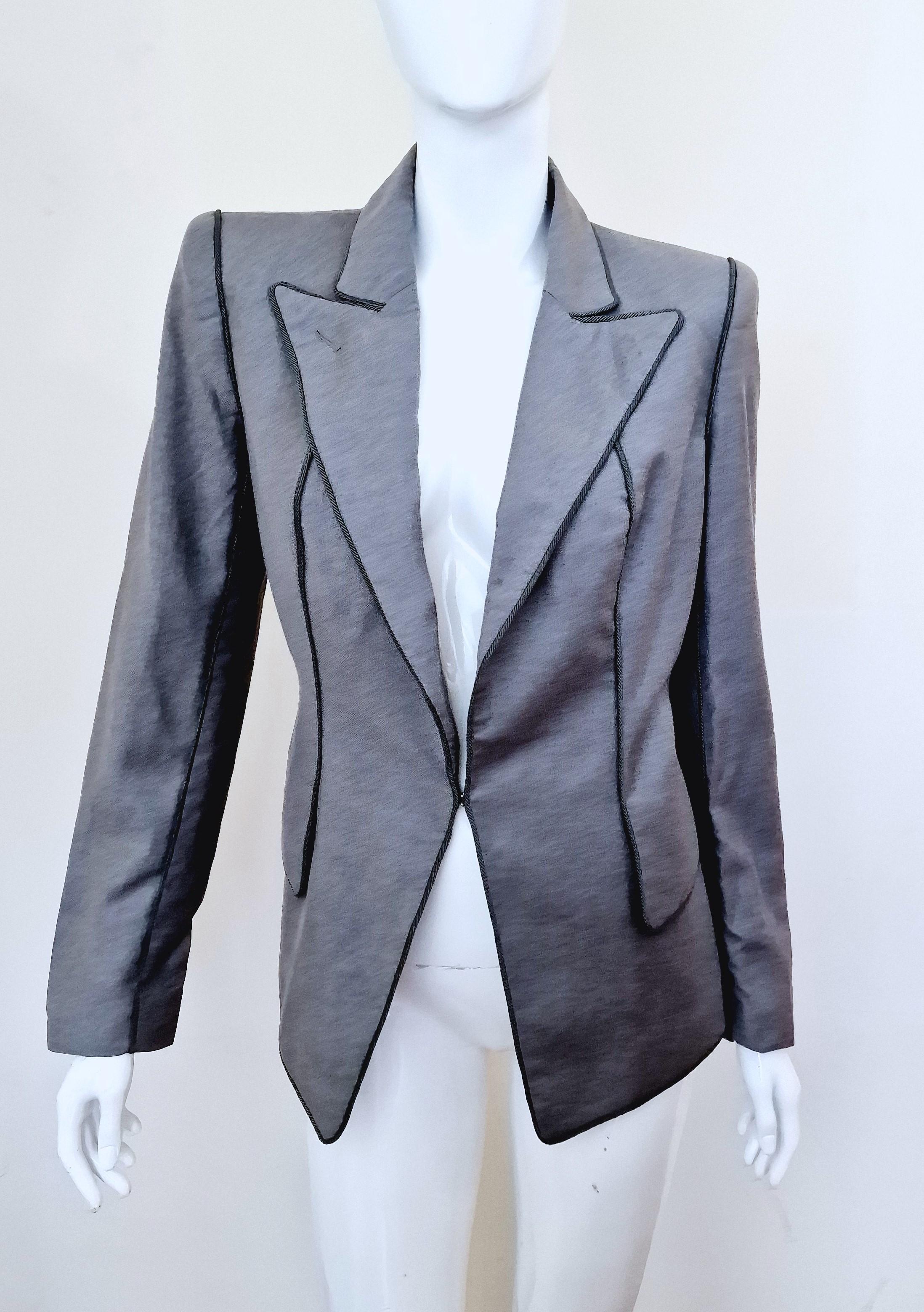 Alexander McQueen blazer jacket.
From the early McQueen`s ear!
With shuolder pads!

With shoulder pads!
100% wool! 
Silk liner!
Inner pocket.

EXCELLENT condition!

SIZE
Medium.
Makred size: IT42.
Length: 67 cm / 26.4 inch
Bust: 42 cm / 16.5
