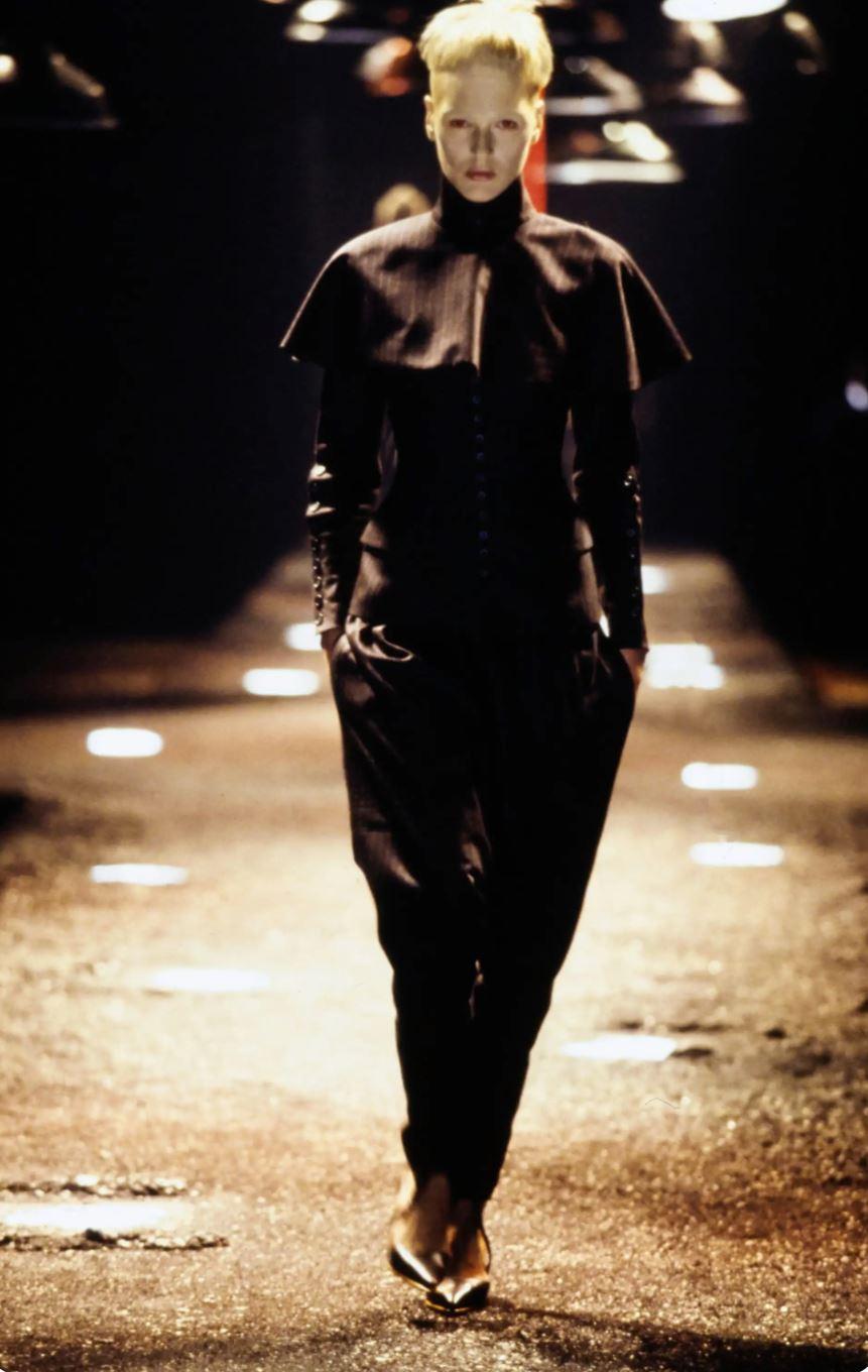 Früher Alexander McQueen Joan of Arc Umhang 1998 AW98 Laufsteg-Anzug mit Kragenkleid  im Angebot 14