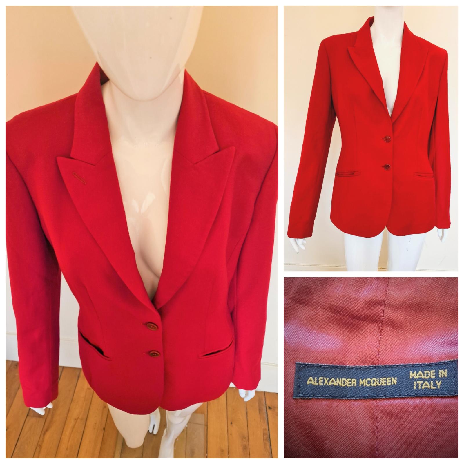 Alexander McQueen blazer jacket.
From the early McQueen`s ear!
With shuolder pads!

EXCELLENT condition!

SIZE
Women: large.
Men: medium.
No size label.
Length: 68 cm / 26.8 inch
Armpit to armpit: 45 cm  / 17.7 inch
Waist: 40 cm / 15/7 inch
Shoulder