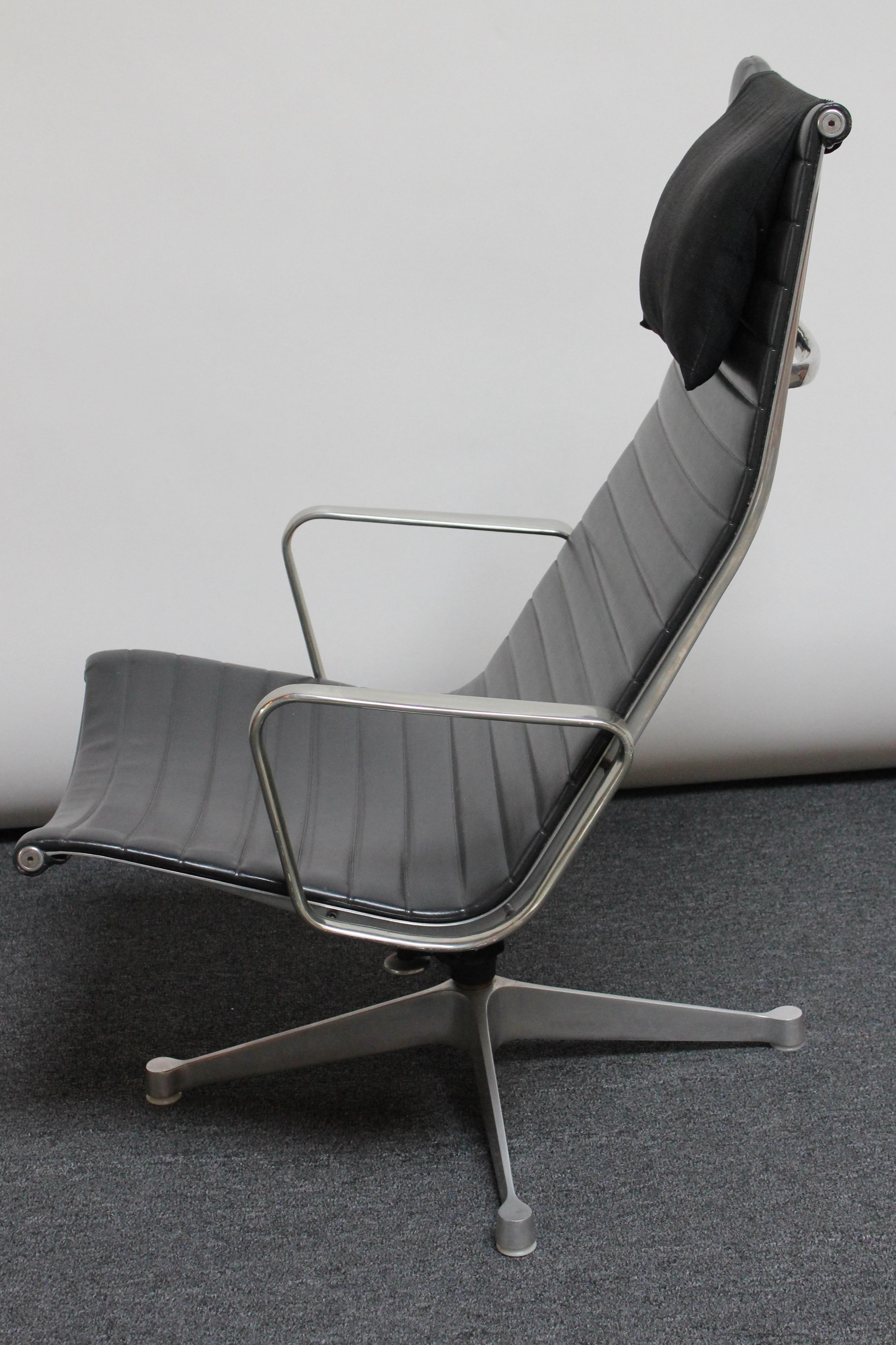 Early Aluminum Group Chair by Charles and Ray Eames for Herman Miller In Good Condition In Brooklyn, NY