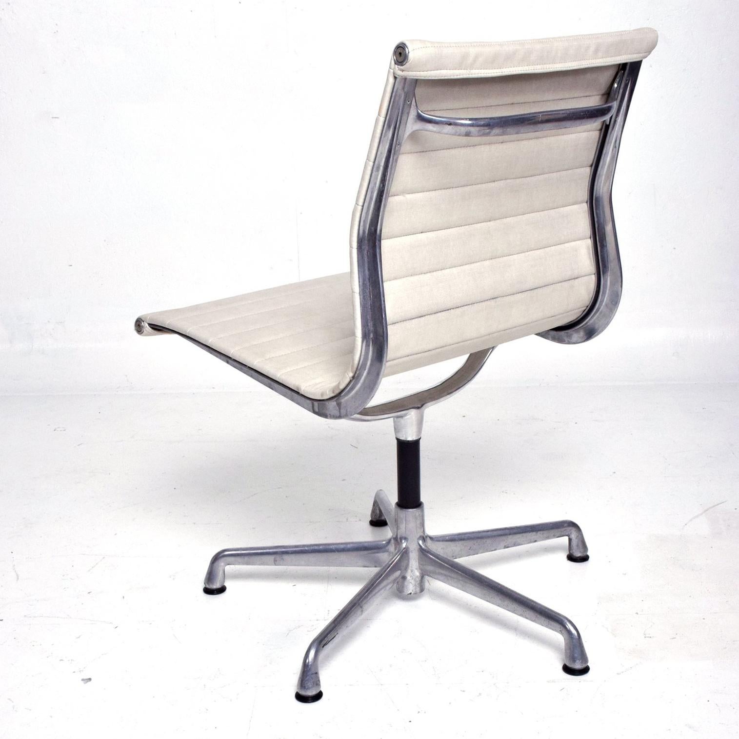 Early Aluminum Group Herman Miller Eames Chairs with Five-Star Base In Good Condition In Chula Vista, CA