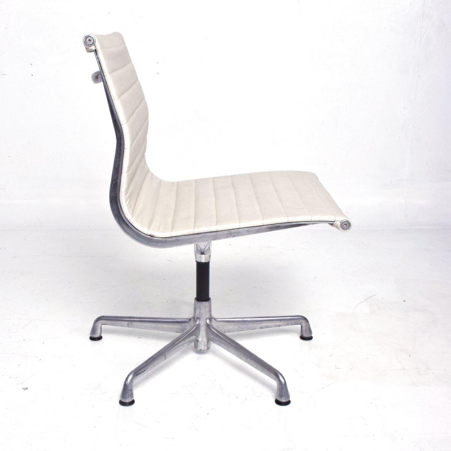Early Aluminum Group Herman Miller Eames Chairs with Five-Star Base 1