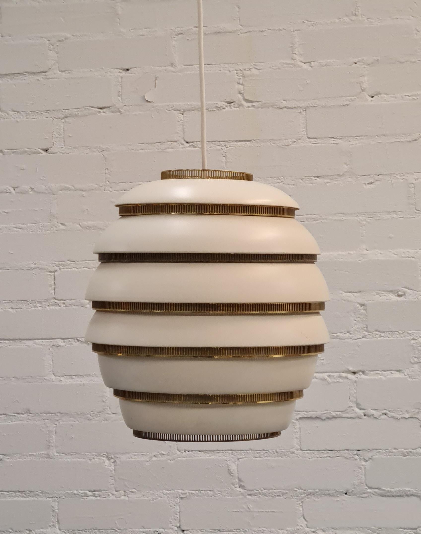 Dies ist einer der ikonischsten Beleuchtungsentwürfe von Alvar Aalto. Es wurde erstmals 1953 entworfen. Das Design ist unglaublich einfach und lehnt sich an die Natur an, da es die hängenden Bienenstöcke an einem Baum nachahmt. Er ist leicht, fühlt