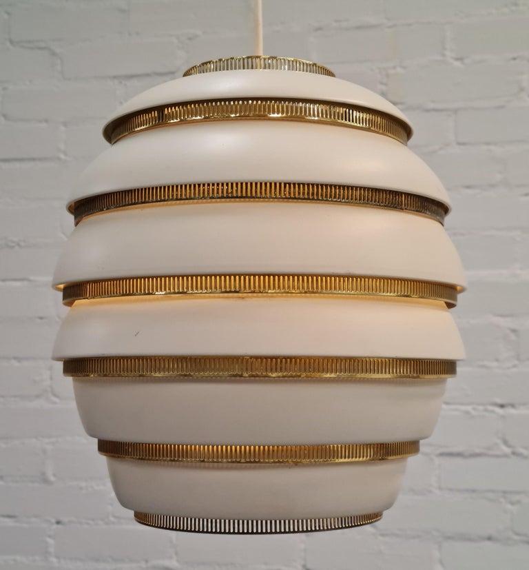 Scandinavo moderno Ciondolo ad alveare Alvar Aalto A332 in bianco e ottone, Valaistustyö anni '50 in vendita