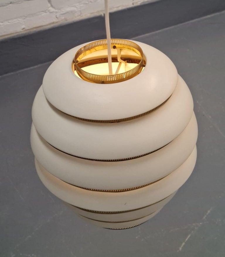Finlandese Ciondolo ad alveare Alvar Aalto A332 in bianco e ottone, Valaistustyö anni '50 in vendita