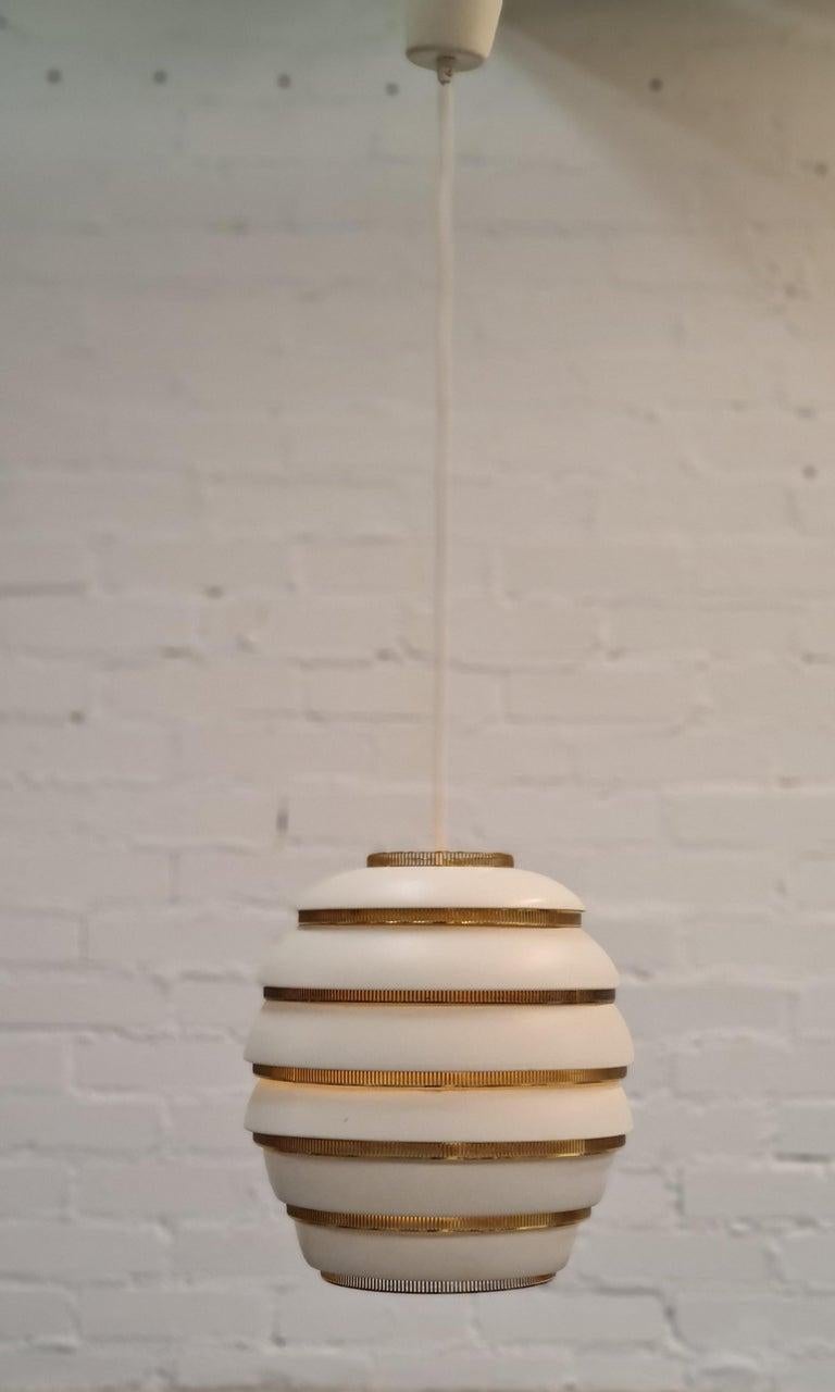 Ciondolo ad alveare Alvar Aalto A332 in bianco e ottone, Valaistustyö anni '50 In condizioni buone in vendita a Helsinki, FI