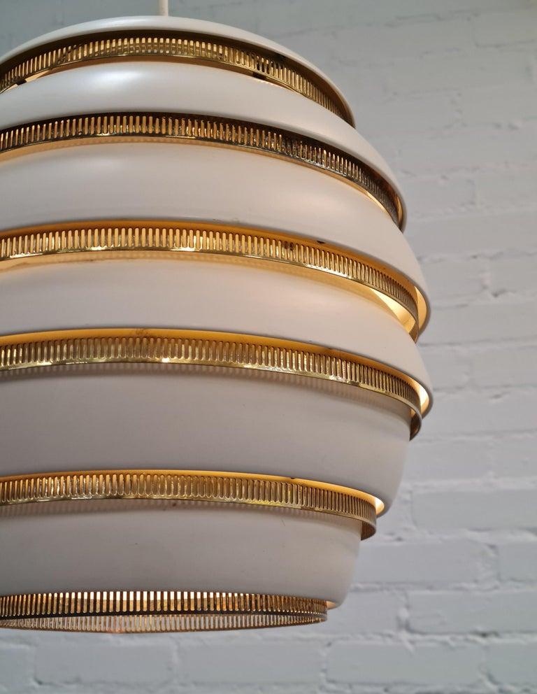 Metà XX secolo Ciondolo ad alveare Alvar Aalto A332 in bianco e ottone, Valaistustyö anni '50 in vendita