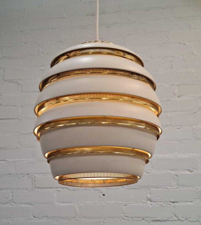 Metallo Ciondolo ad alveare Alvar Aalto A332 in bianco e ottone, Valaistustyö anni '50 in vendita