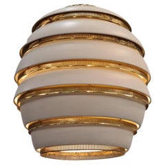 Frühe Alvar Aalto A332 Beehive Pendelleuchte in Weiß & Messing, Valaistustyö 1950er Jahre