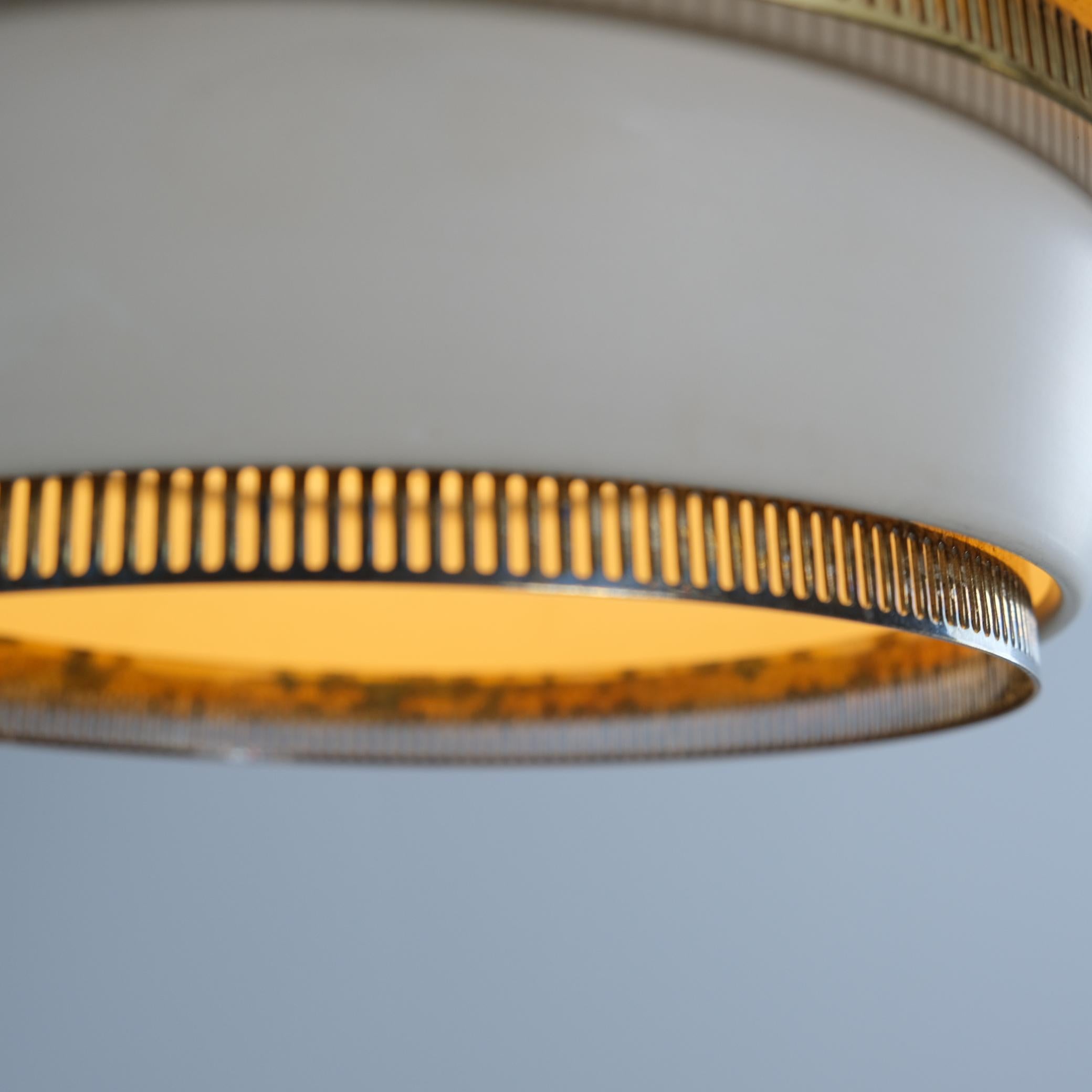Ciondolo ad alveare Alvar Aalto A332 in bianco e ottone, Valaistustyö anni '50 in vendita 3